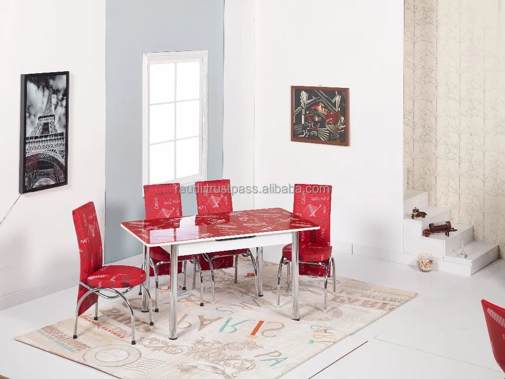 Обеденный стол с функцией автоматического складывания.