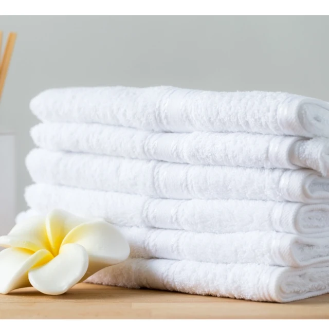 Гостиничное полотенце белого цвета