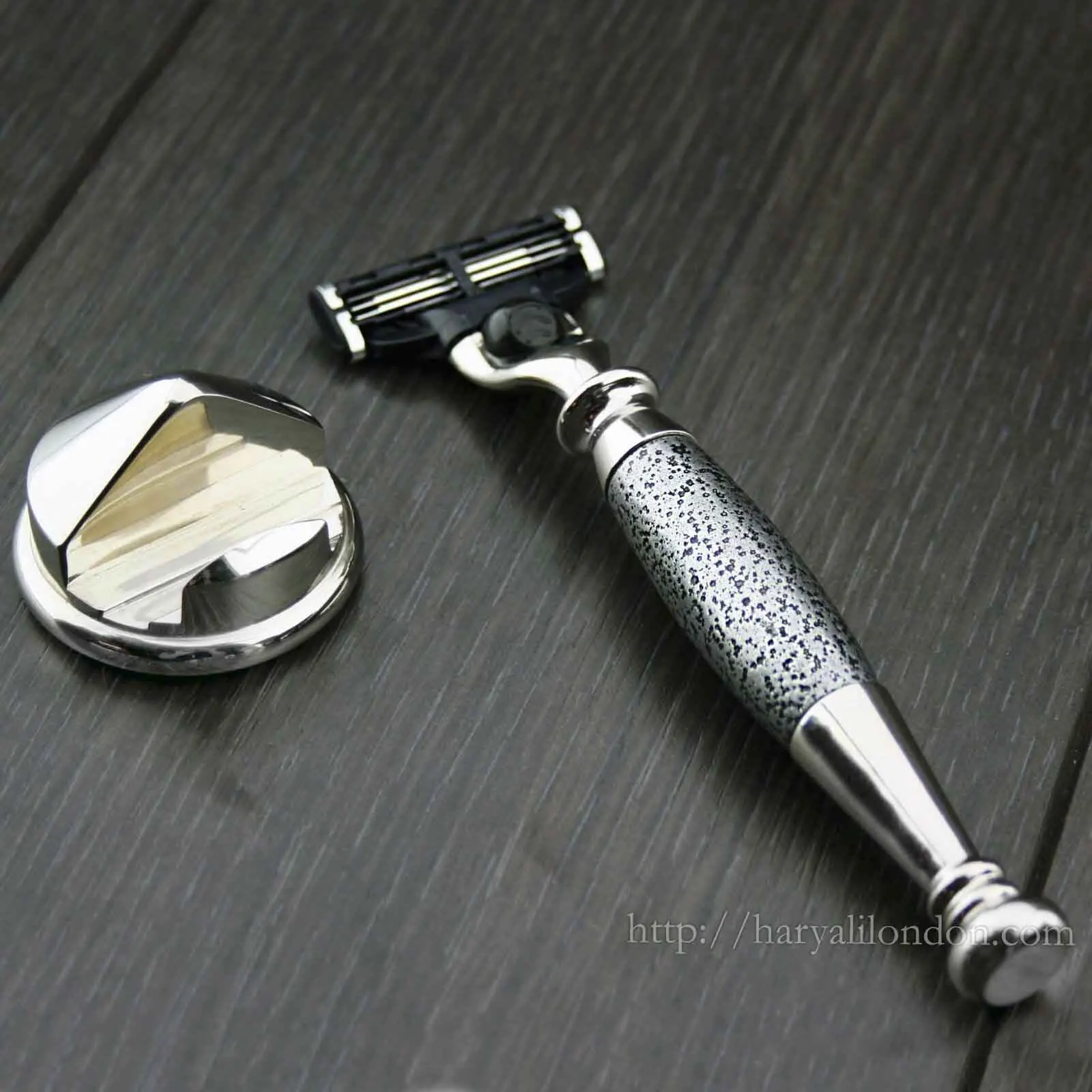 
Classic Style Triple Blade Compatible Razor With razor stand/holder. 