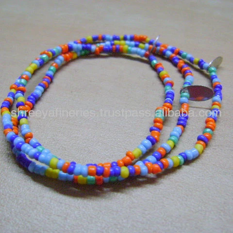 Браслет из бисера с разноцветными семенами и антикварной застежкой для монет