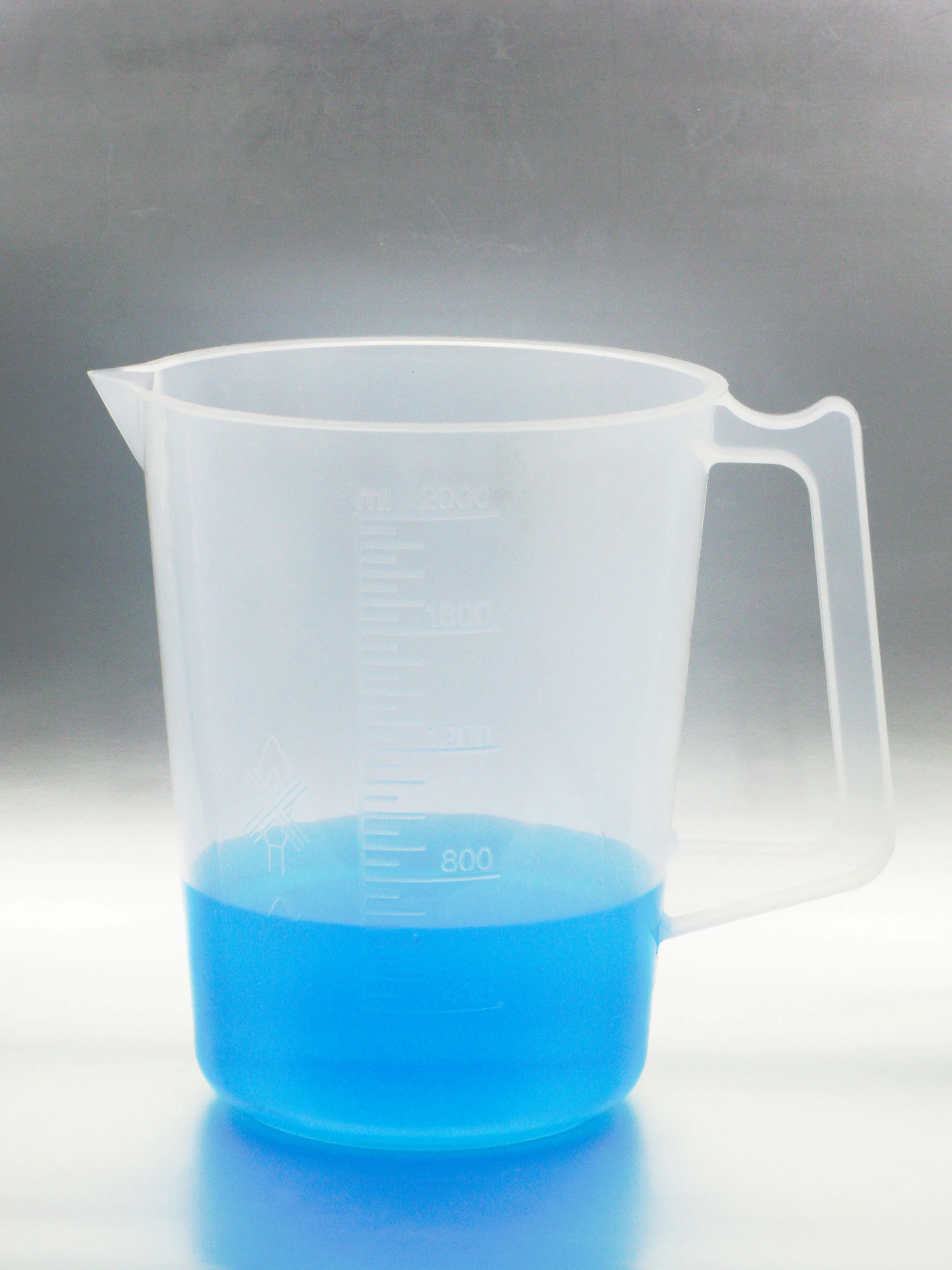 Beakers, plastic PP, graduated, with handle and sprout