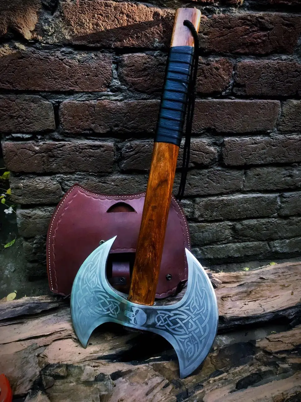 Многофункциональный тактический топор ручной работы для кемпинга выживания из высокоуглеродистой стали с двумя лезвиями и пеной