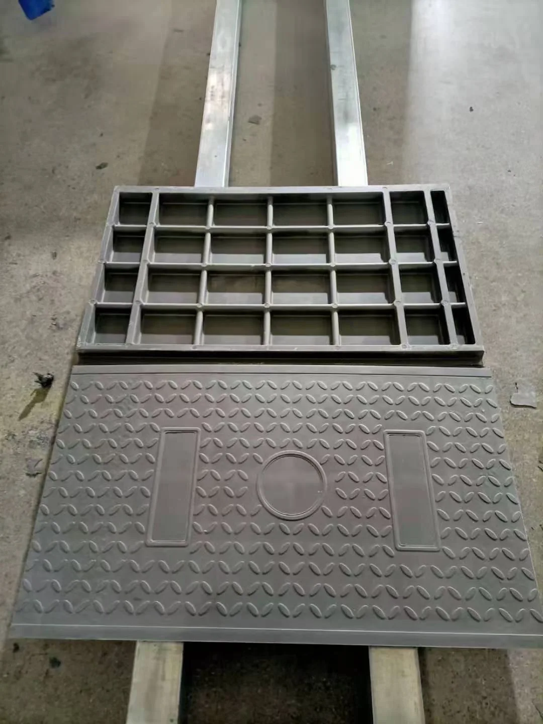 Customizable fiberglass manhole cover MH-H18 model gully grates application anti skidding From EE-Wood Singapore