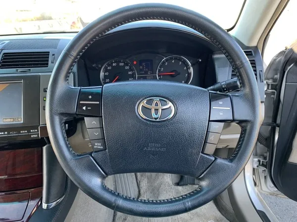 Used Toyota Mark X car with delicate and beautiful appearance