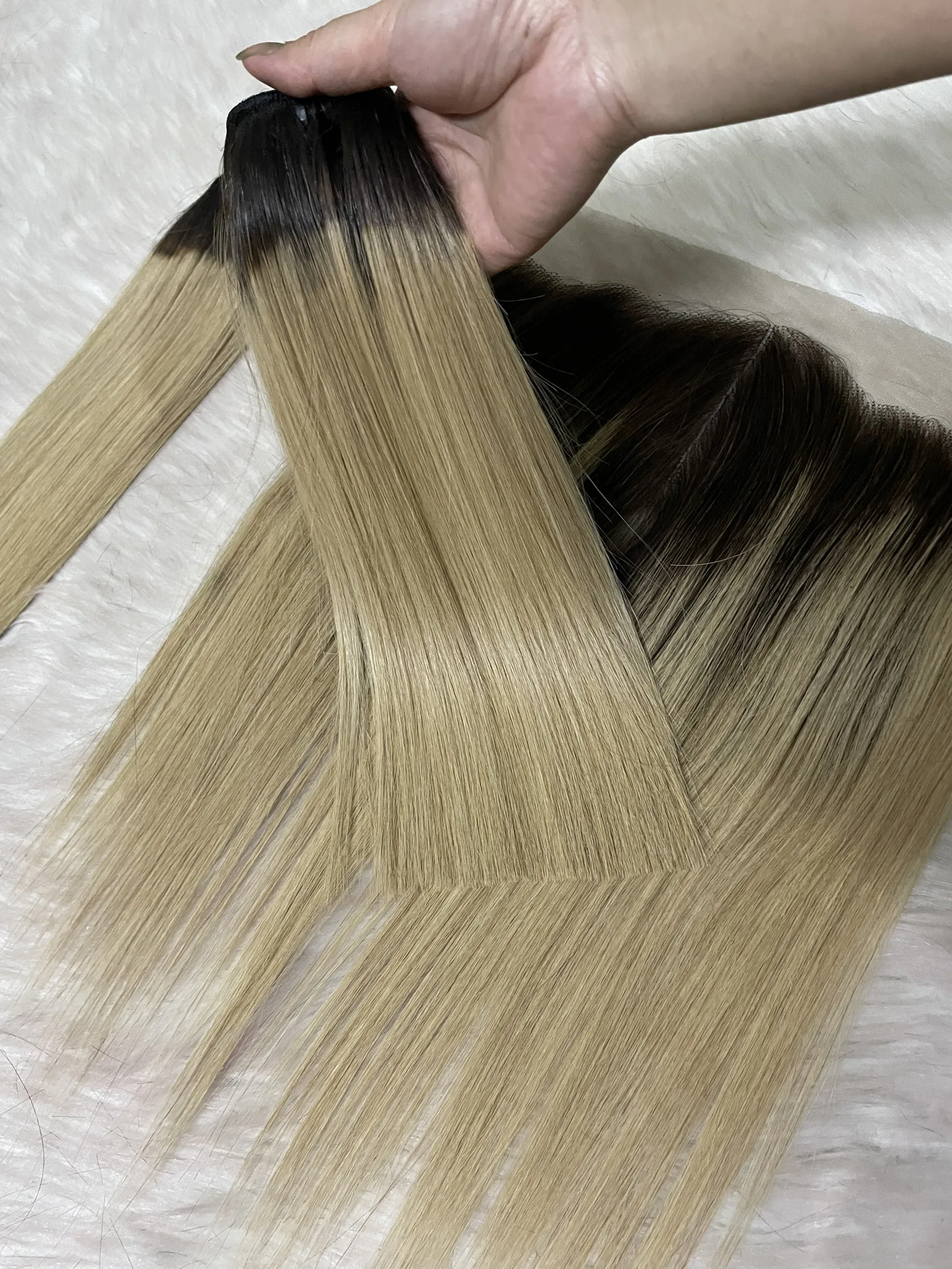 25 ноября мягкие и красивые высококачественные прямые волосы