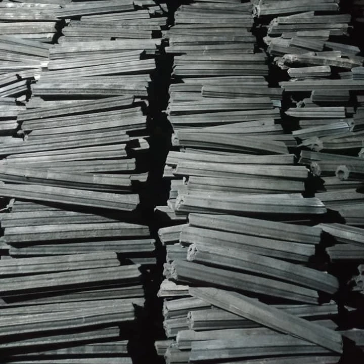 Древесный уголь из Вьетнама с брикетками опилок 8250 ккал/длительное время горения 5-6 часов