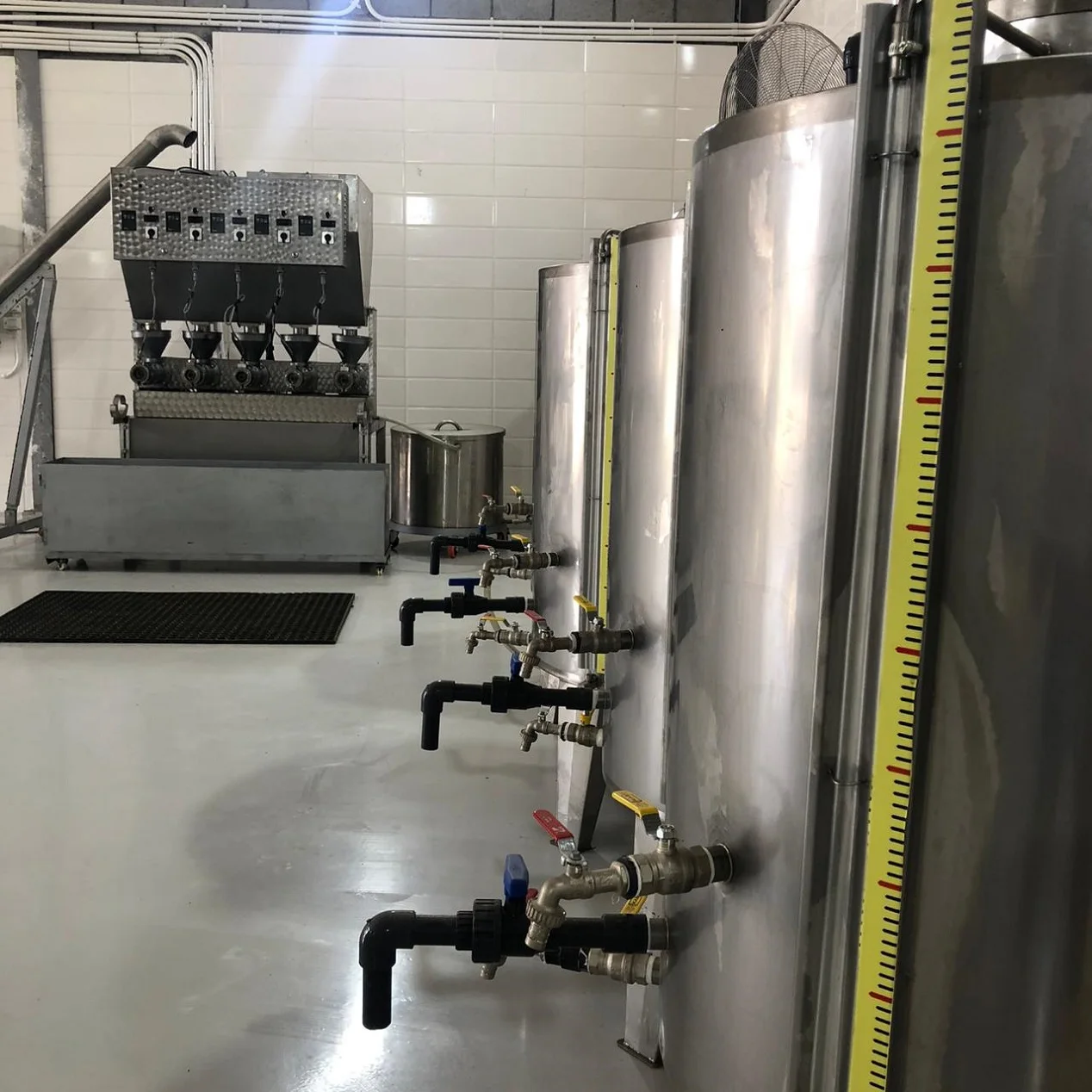 Производитель оптовая продажа чистый апельсин 100% натуральный базилик линалоол эфирное масло по лучшей цене