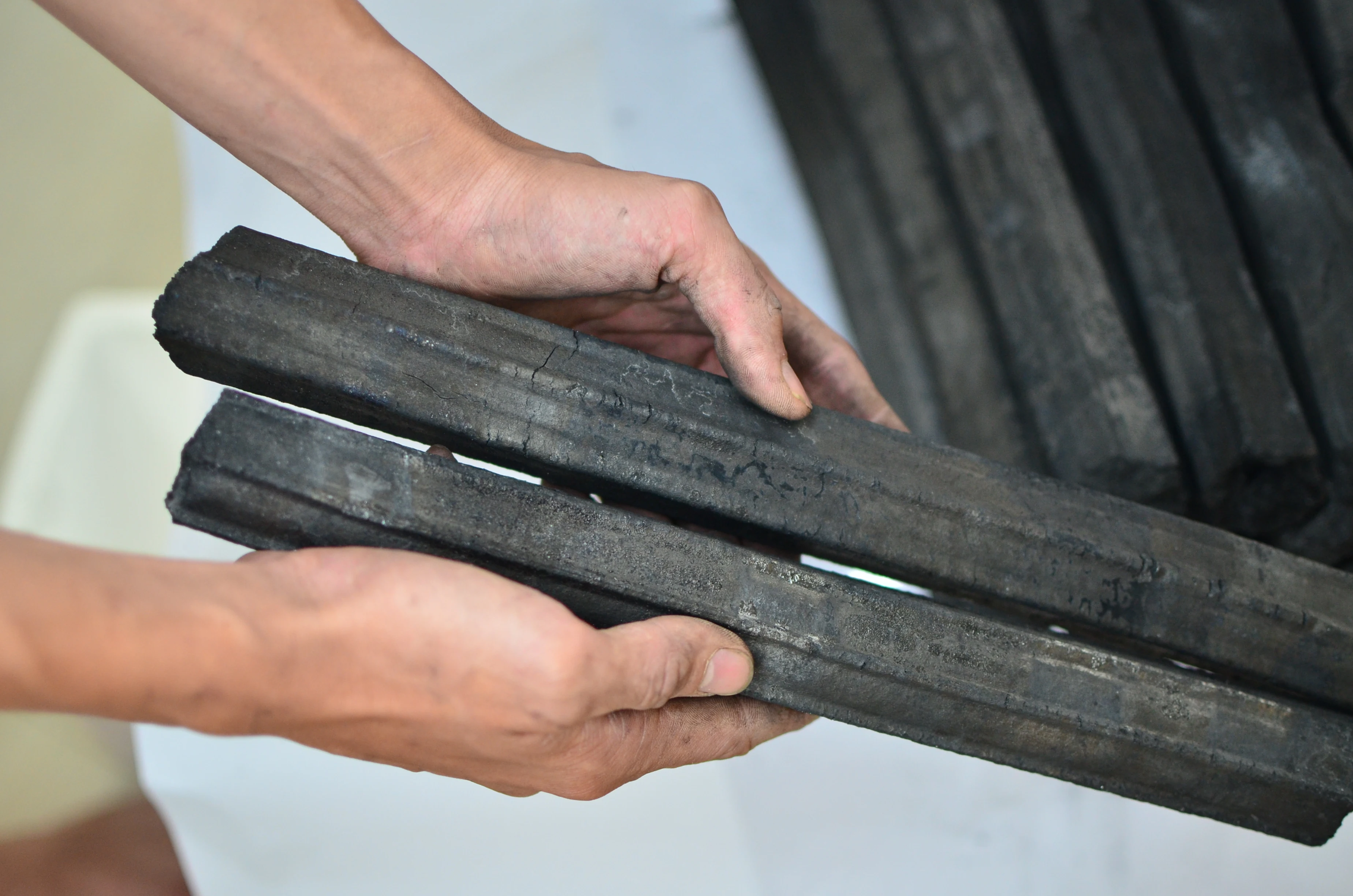 Supplier Hexagonal Briquette Charcoal Hardwood Sawdust Charcoal for BBQ CHARCOAL LOW ASH 6-7HOUR BURNING