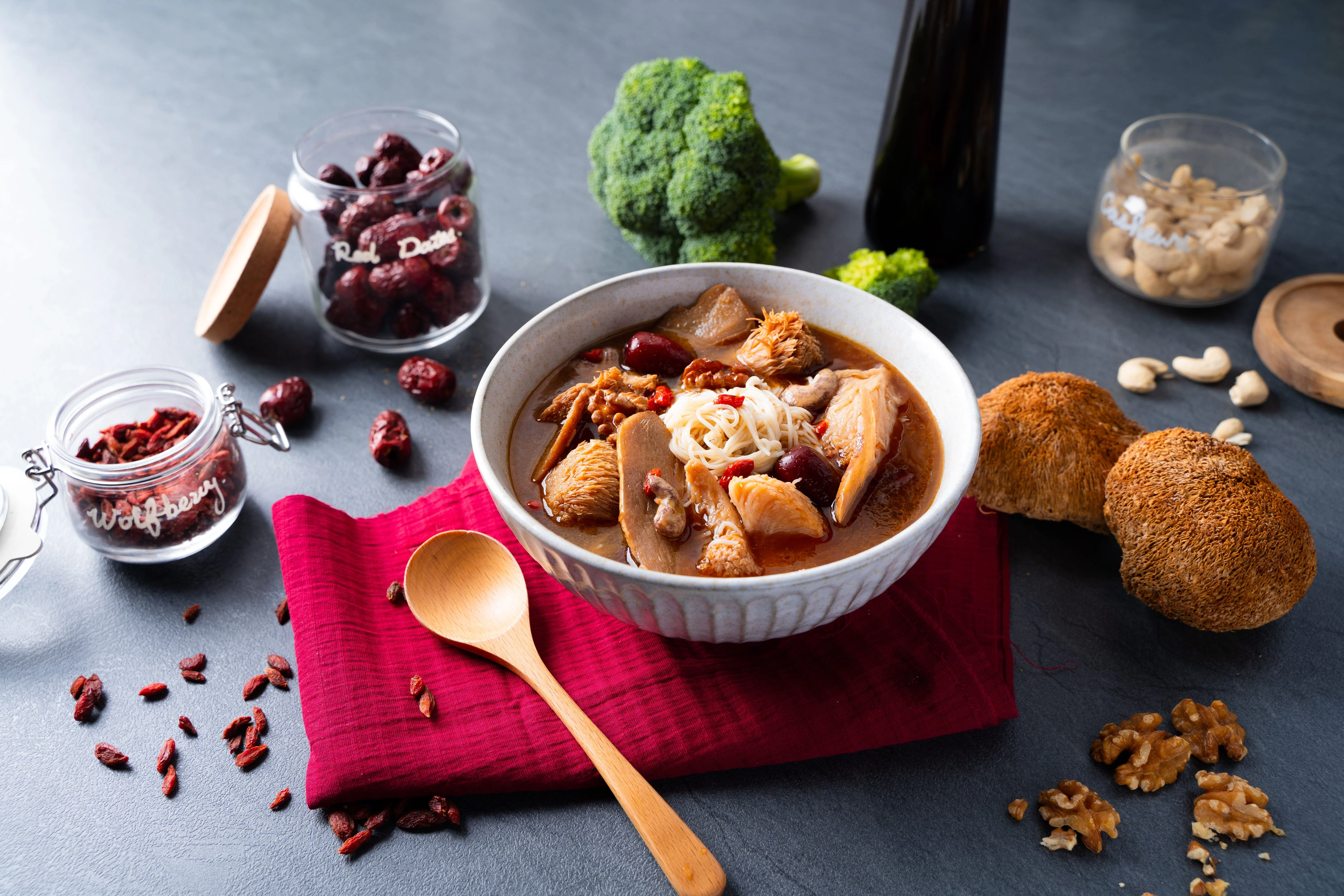 Горячая кастрюля суп мгновенный острый травяной