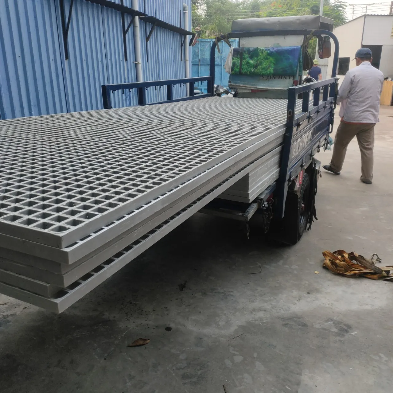 Непроводящая огнестойкая формованная композитная решетка ФАП серого цвета под заказ