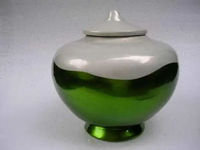 
Lacquer vase 
