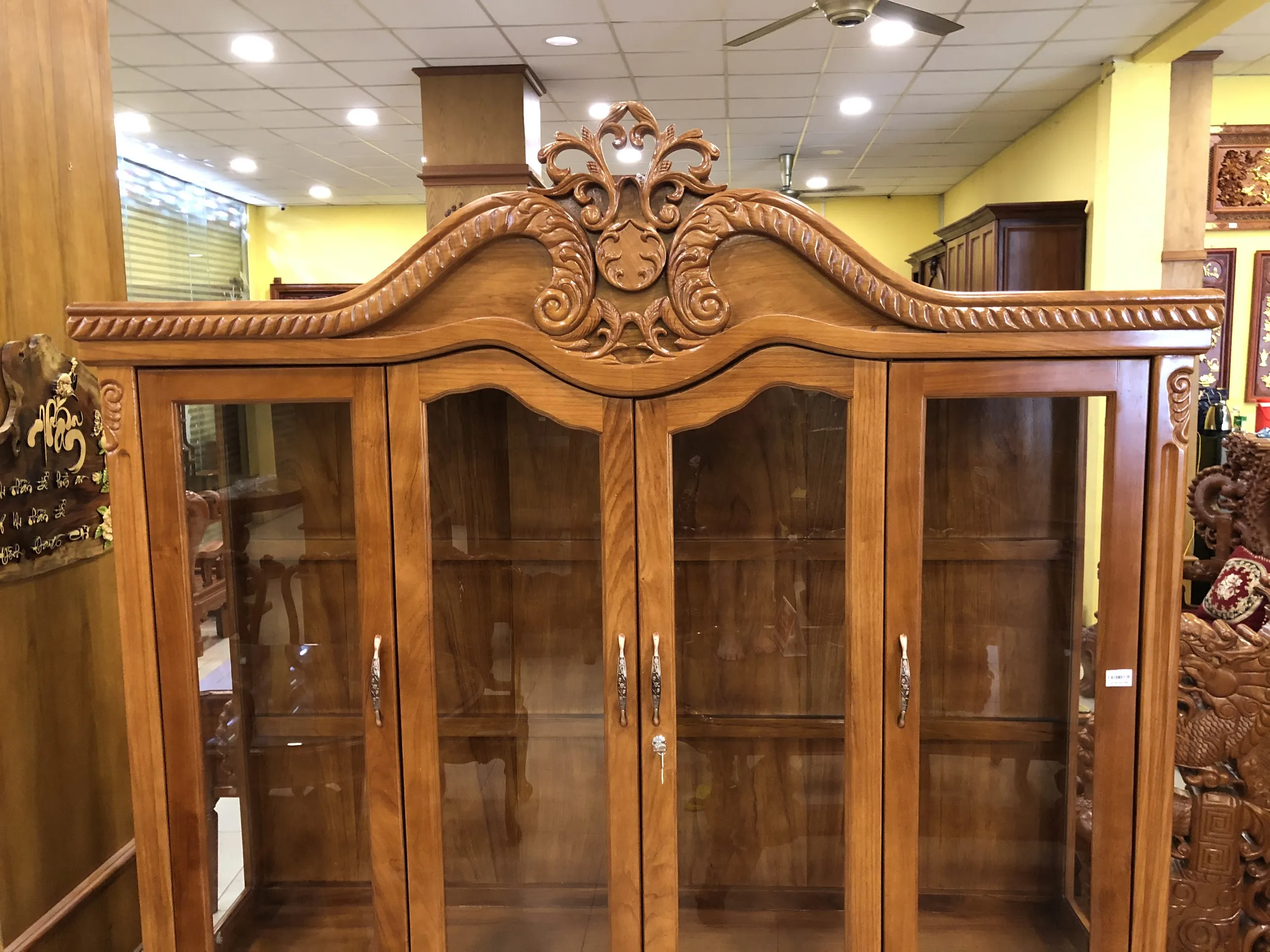 Винный шкаф с красной орхидеей 1m8x2m4