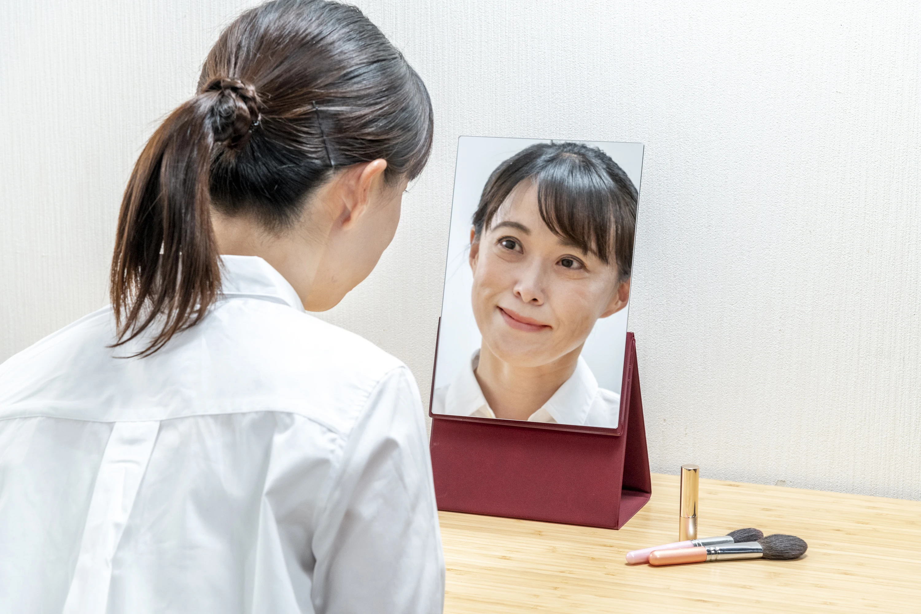  2 варианта со складным зеркалом Косметическая выполненные компактный квадратная Портативная Складная светодиодная зеркальная поверхность