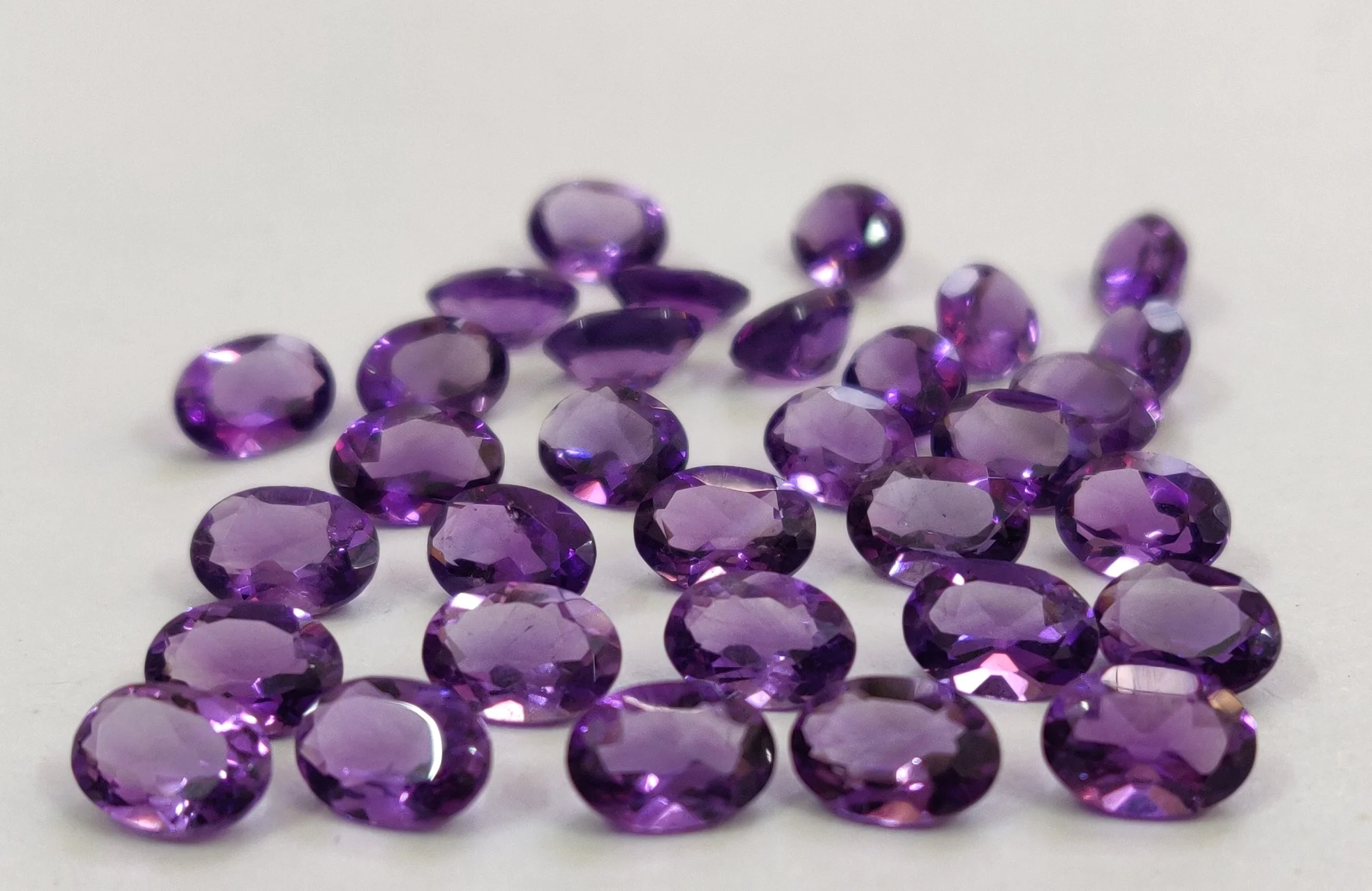 Натуральный аметист овальный 3x4 мм до 10x14 граненый-свободный Аметист высшего качества