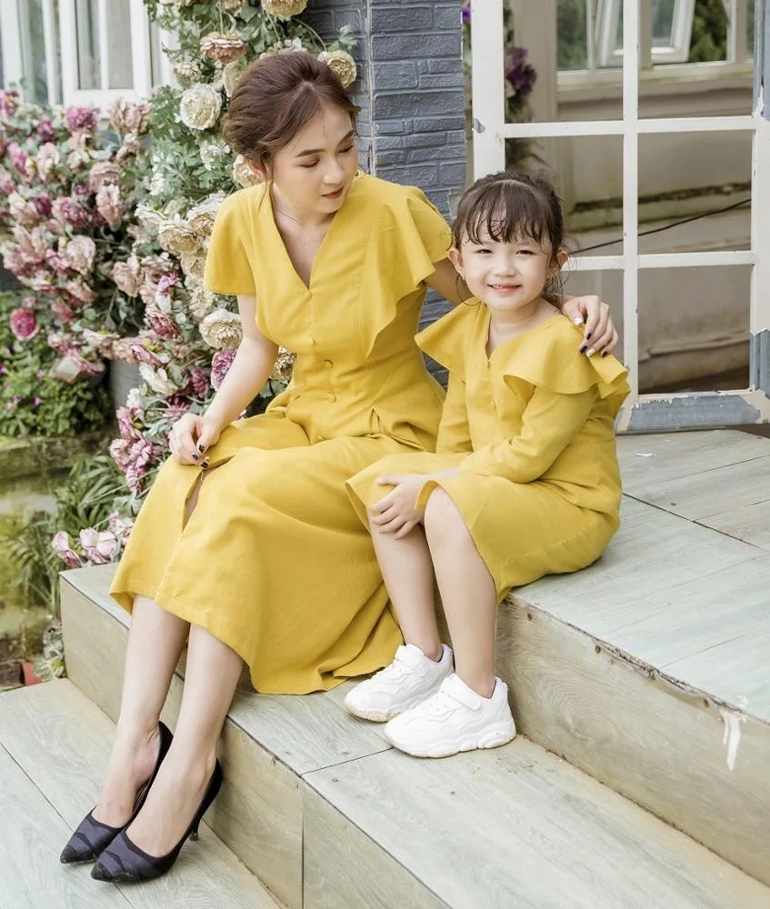 Льняное летнее платье с V-образным вырезом для вечеринки, подходит для мамы и меня, семейные наряды для девочек