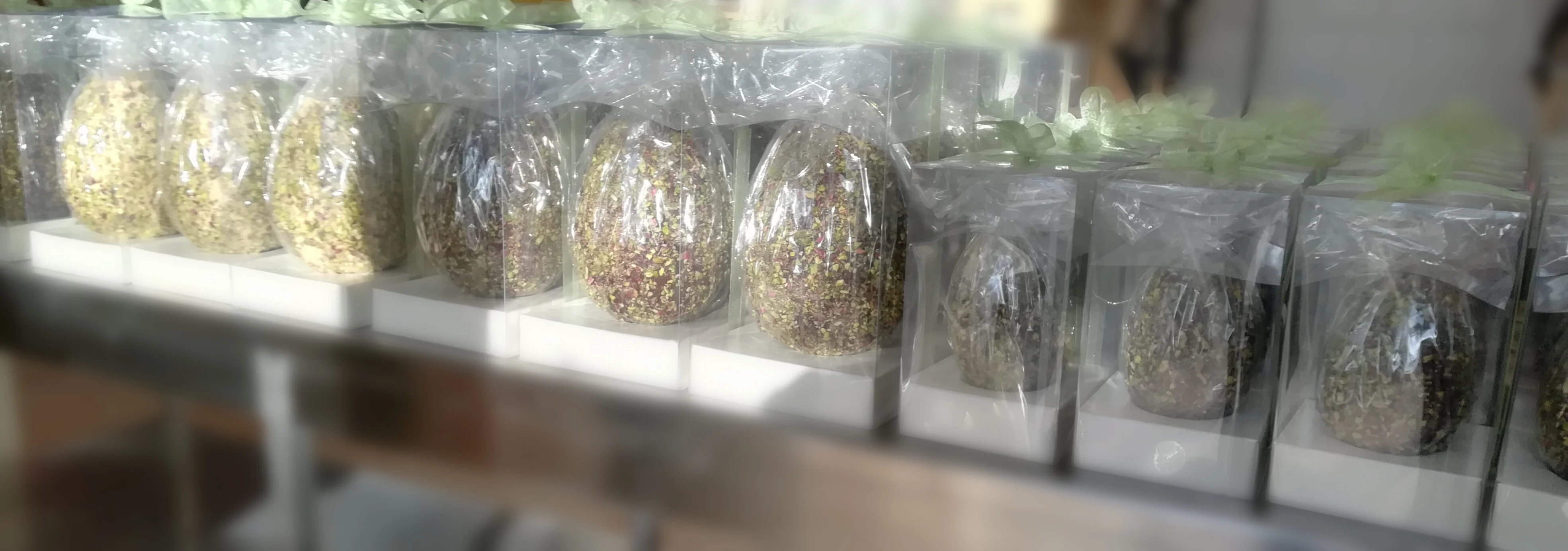 
Italian Product Easter Egg 350gr Milk Chocolate Pistachios 