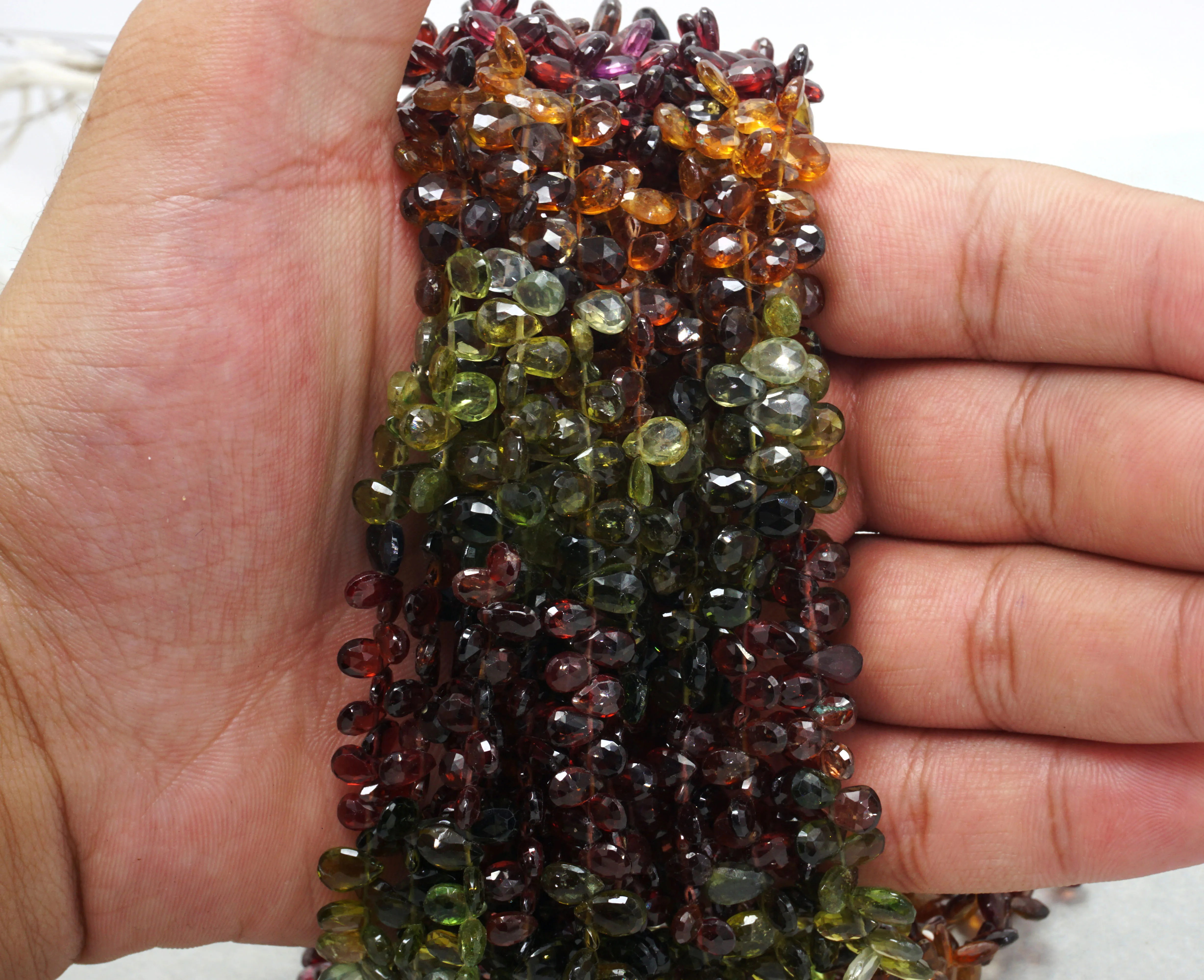  Натуральные сапфировые бусины из тундры граненые в форме груши бриолет разноцветные незакрепленные с драгоценными камнями 4*6 - 5*7 мм 9 дюймов