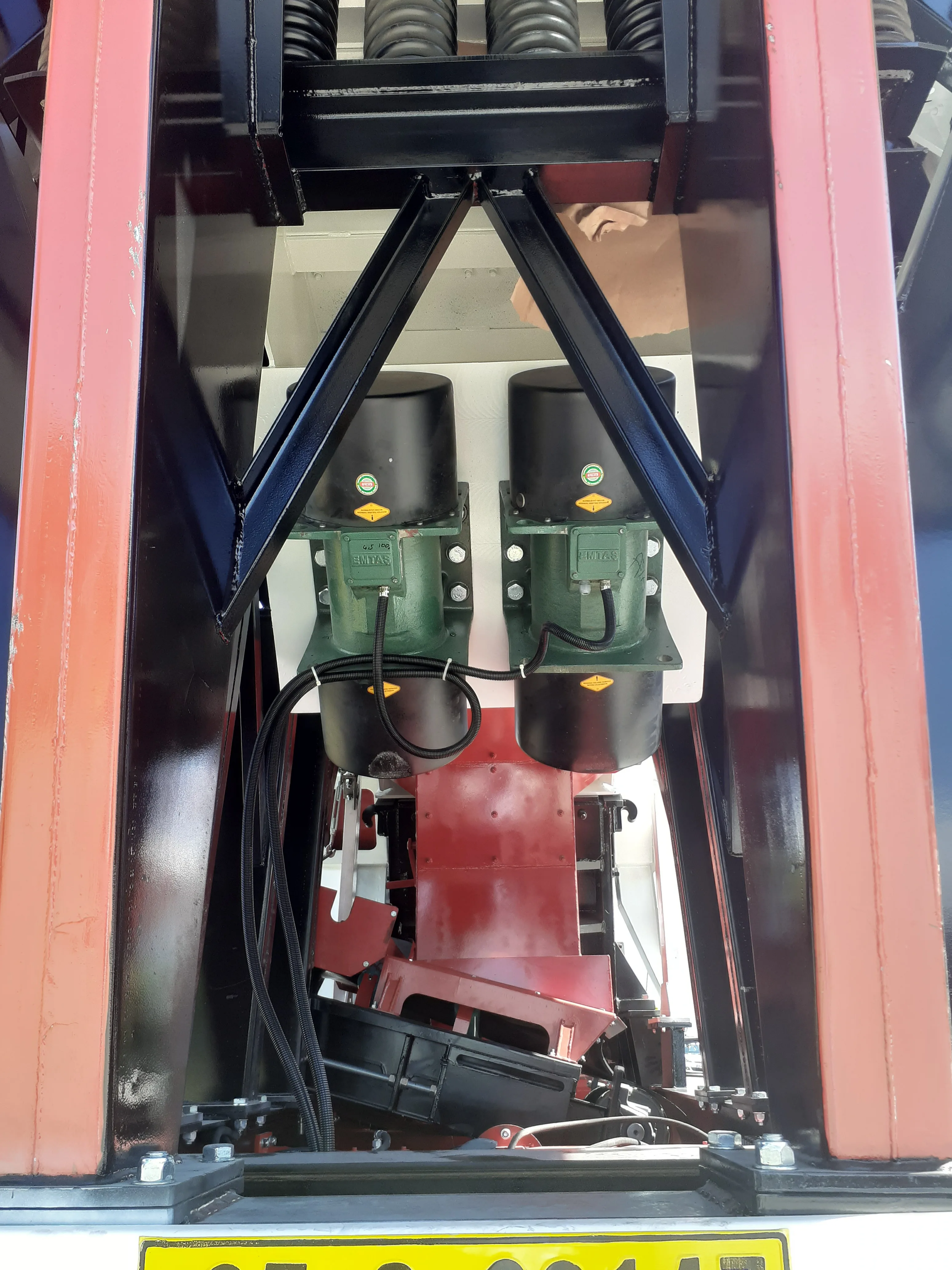 MIDDLE CAPACITY SEMI MOBILE JAW CRUSHER FOR QUARRY PLANT