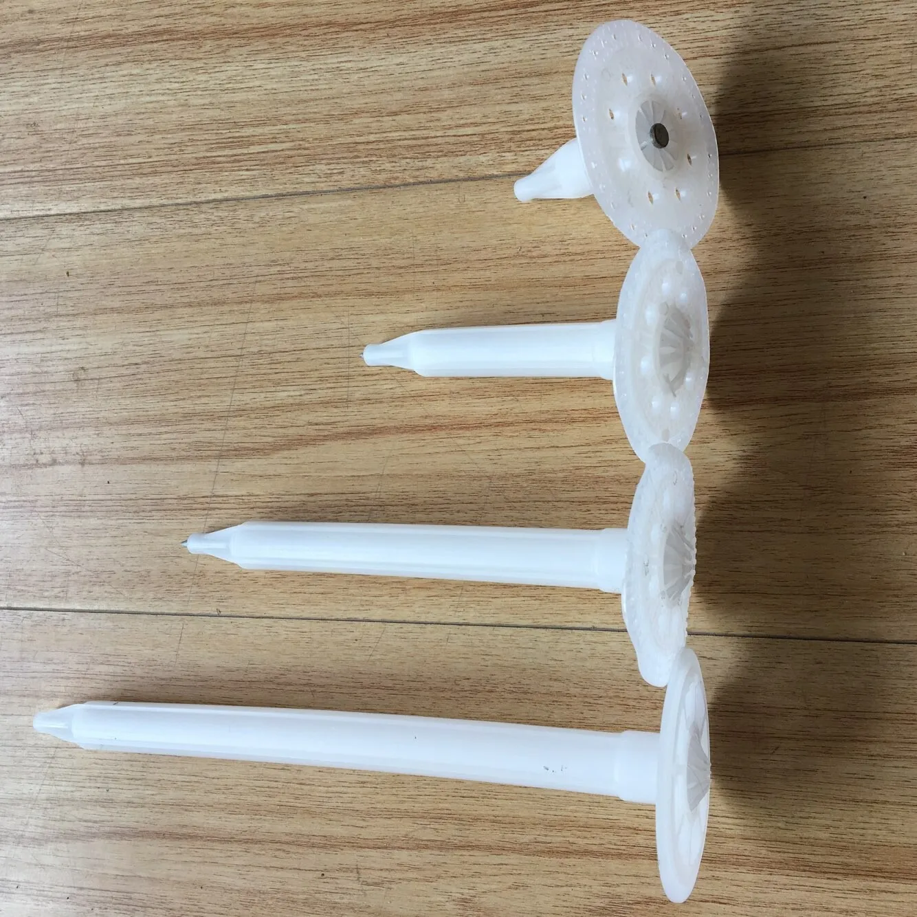 Использование тарельчатых дюбелей для крепления утеплителя 100мм