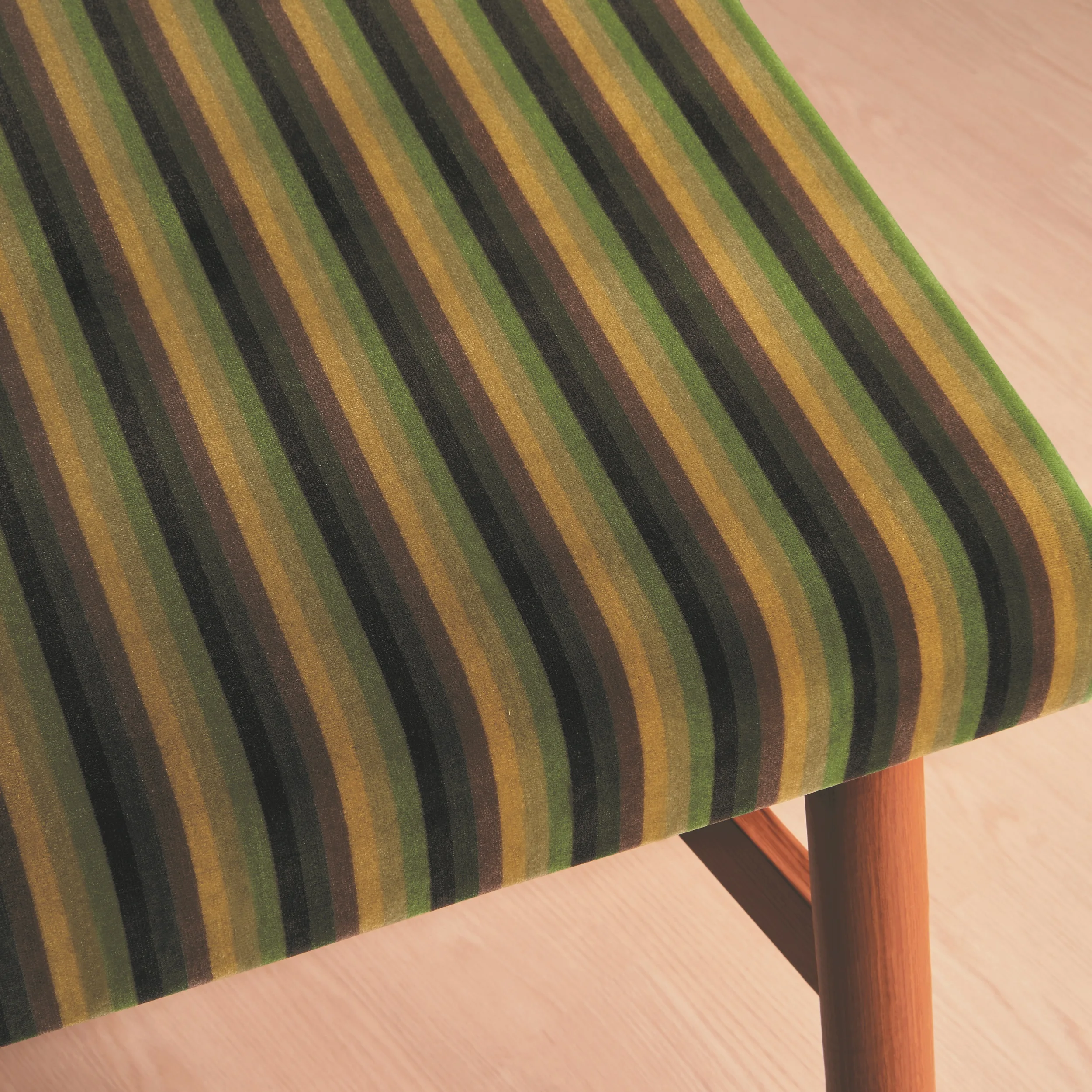 Casual and nostalgic moquette striped fabric. It is a very cute chair upholstery fabric made by Japan.