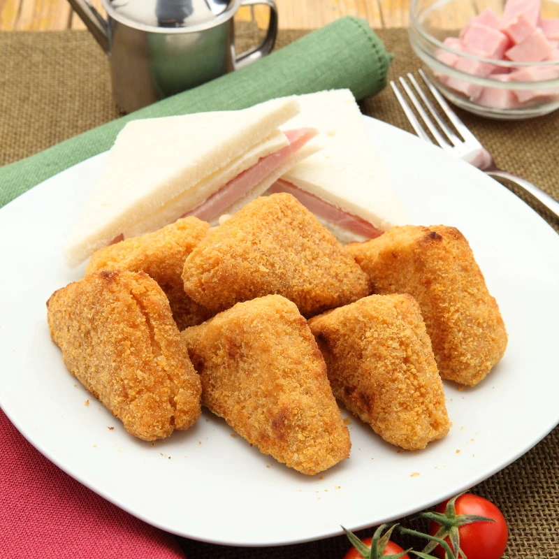Сыр Mozzarella и ветчина завернуты в измельченный хлеб