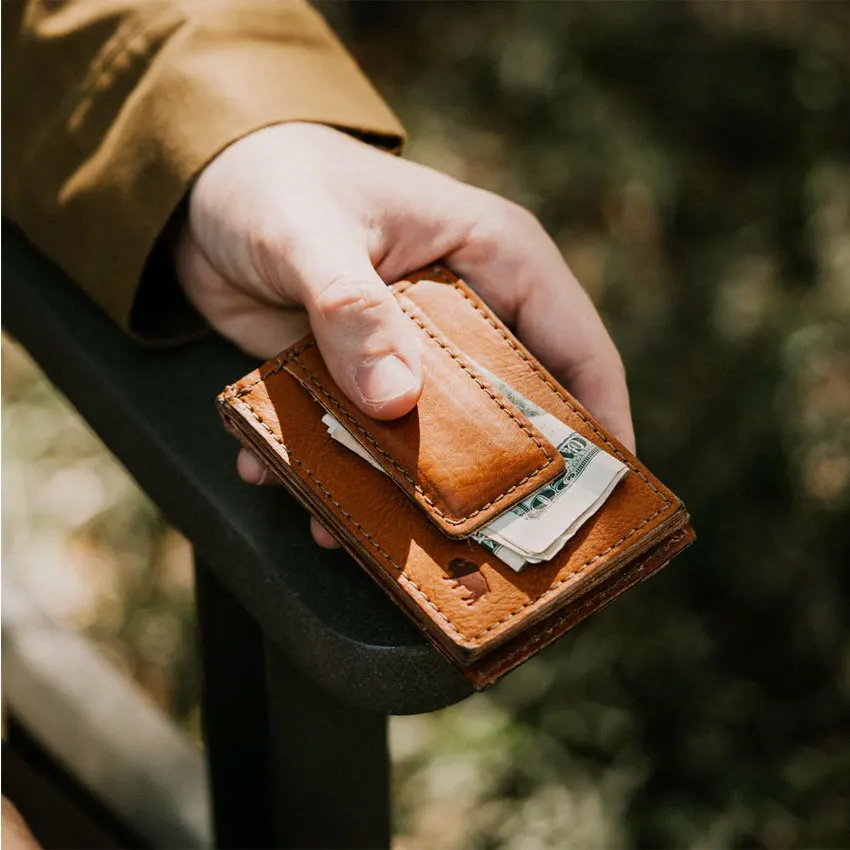 Мужской тонкий кожаный кошелек с зажимом для денег и логотипом производителя