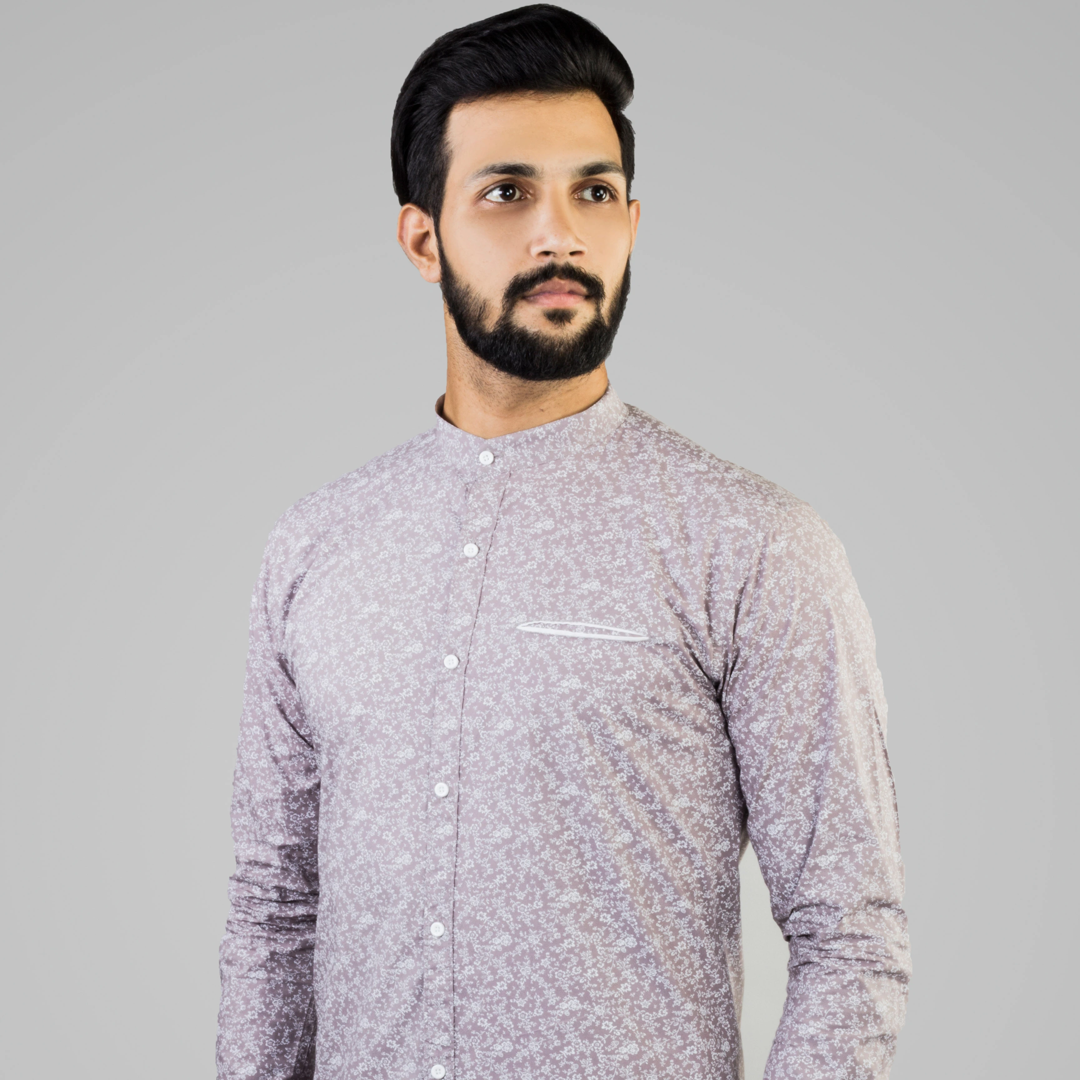 
Светло-серая повседневная мужская рубашка с воротником-стойкой и принтом 