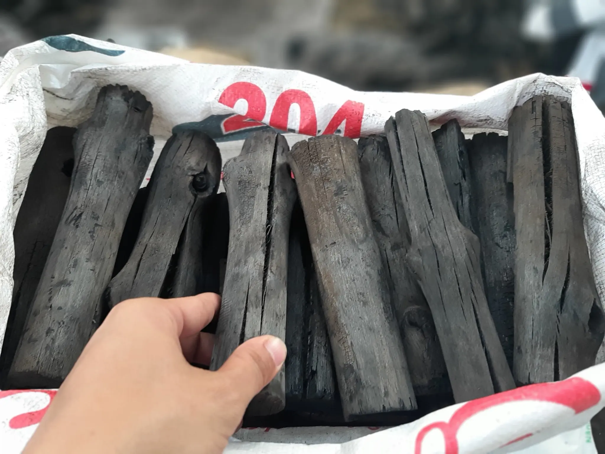 Wholesale Black Natural Charcoal from Mangrove hardwood Smokeless Odorless Longburning time Bulk charcoal bbq/grill
