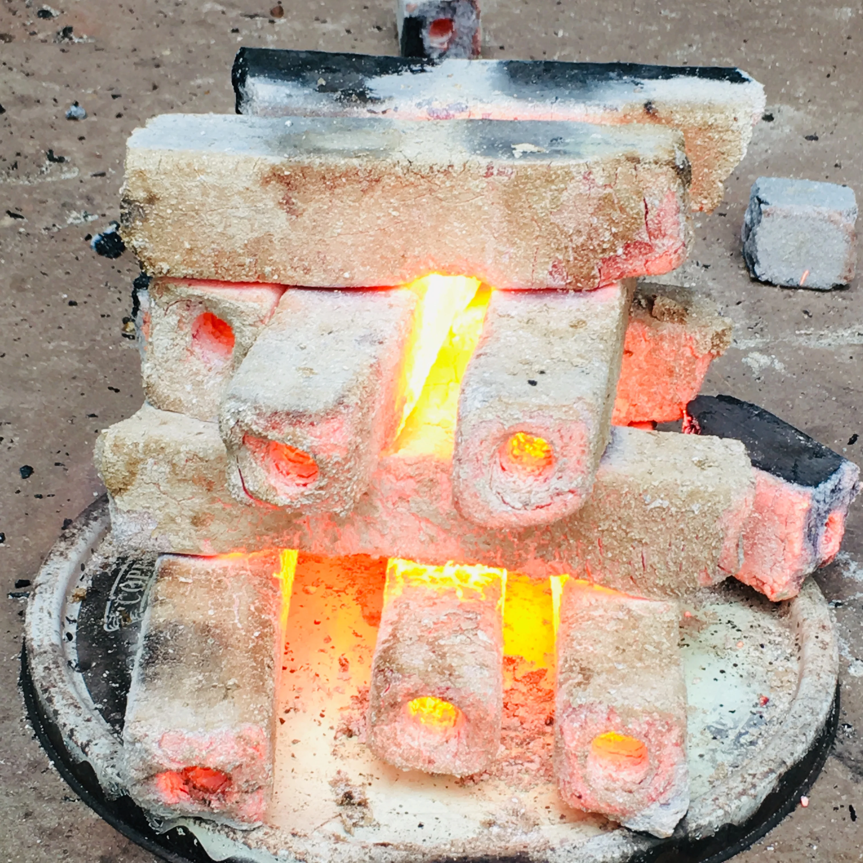 Древесный уголь из Вьетнама с брикетками опилок 8250 ккал/длительное время горения 5-6 часов