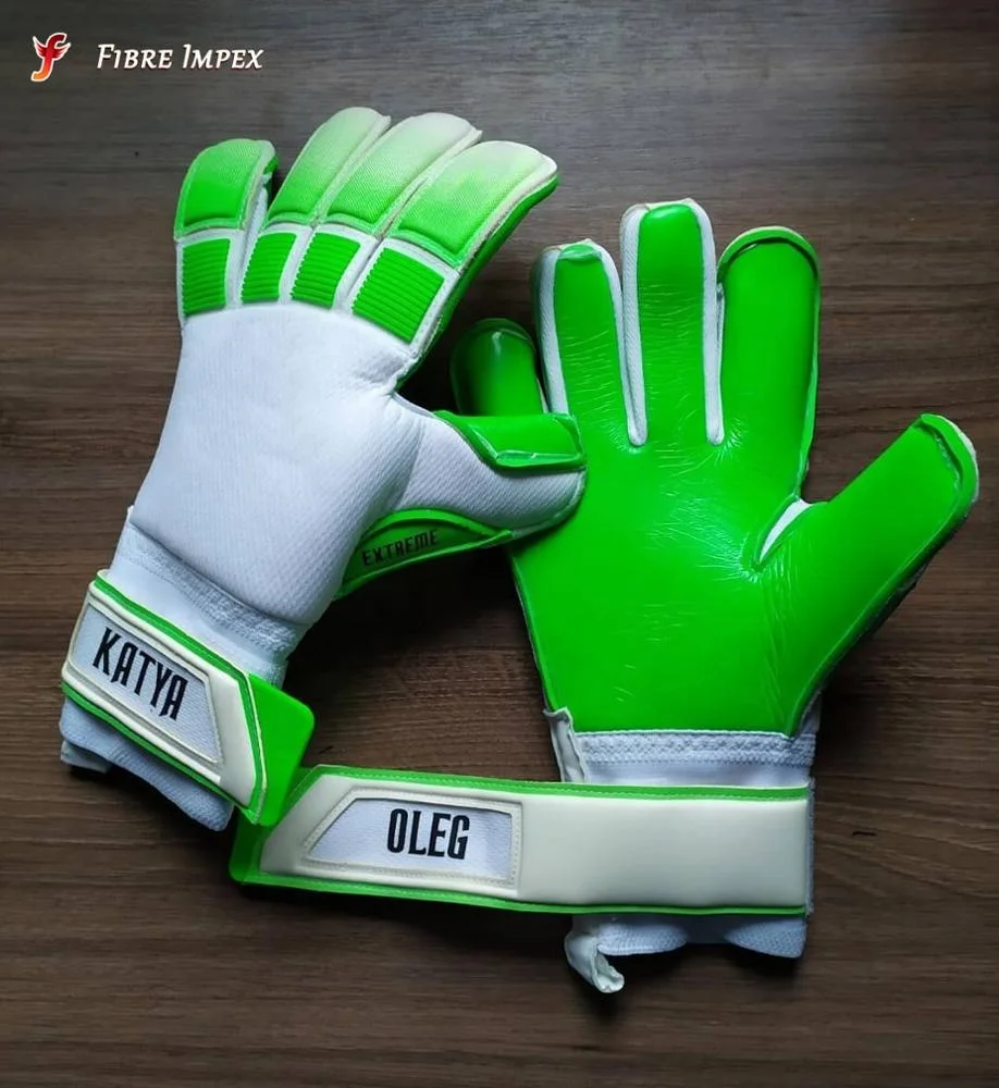 Custom Cheap professional Pakistan goalkeeper gloves for soccer ball match in negative roll cut with air mesh German latex