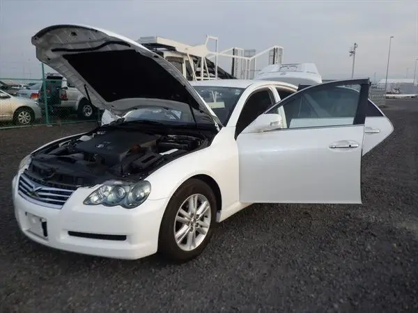 Used Toyota Mark X car with delicate and beautiful appearance