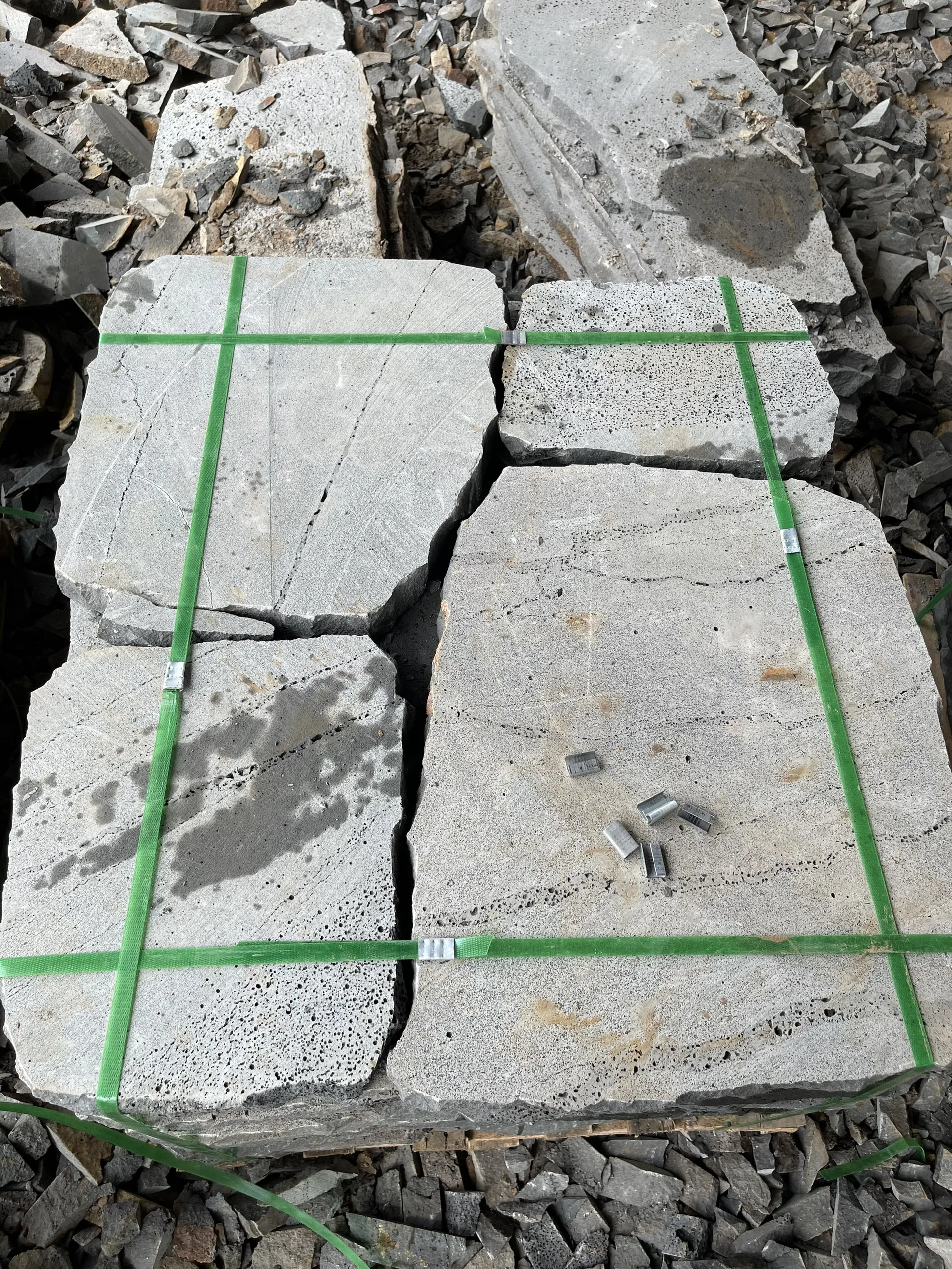 High Quality  ELA Stone Farmhouse Midcentury Rustic Villa Garden House Picked  Basalt Stone from Vietnam