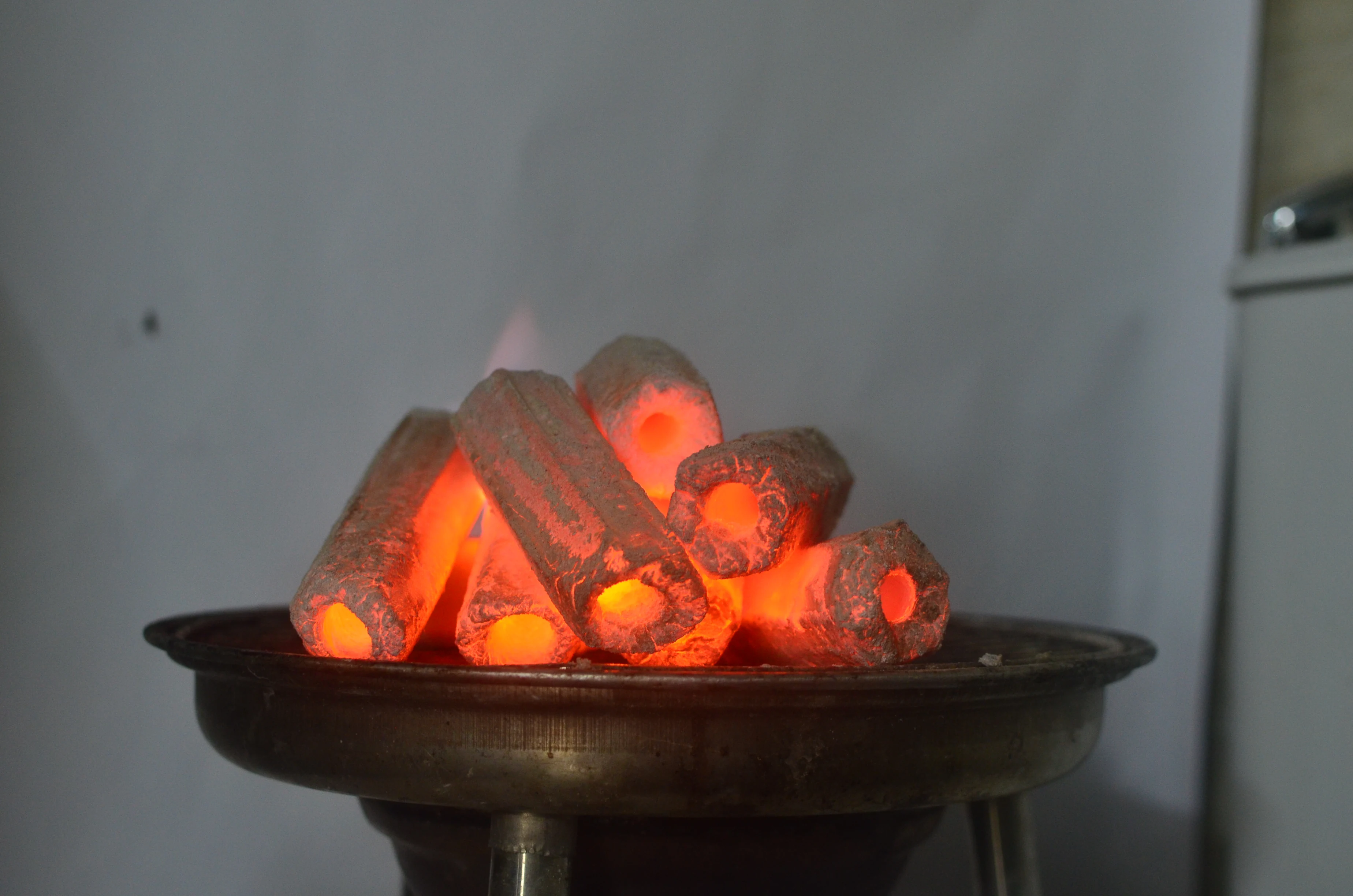 BBQ CHARCOAL WHITE ASH HEXAGONAL SAWDUST CHARCOAL COAL FROM VIETNAM INDONESIA QUALITY EXPORTER