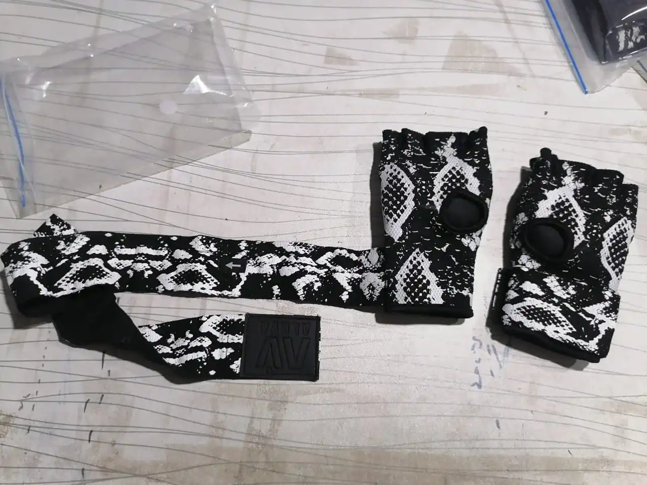 Питоновым принтом гелевый мягкий внутренний перчатки ММА ручная обертывания боксерский мешок кулак с мягкой повязкой