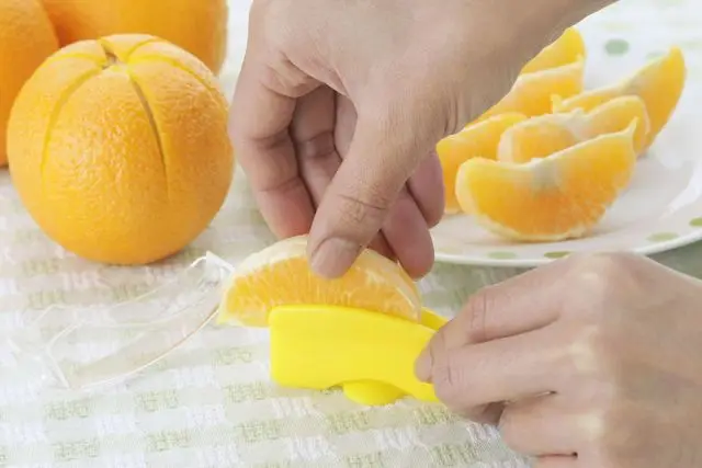 Citrus peeler and inner membranes remover in one tool The best selling citrus peeler design in Japan 2pcs set
