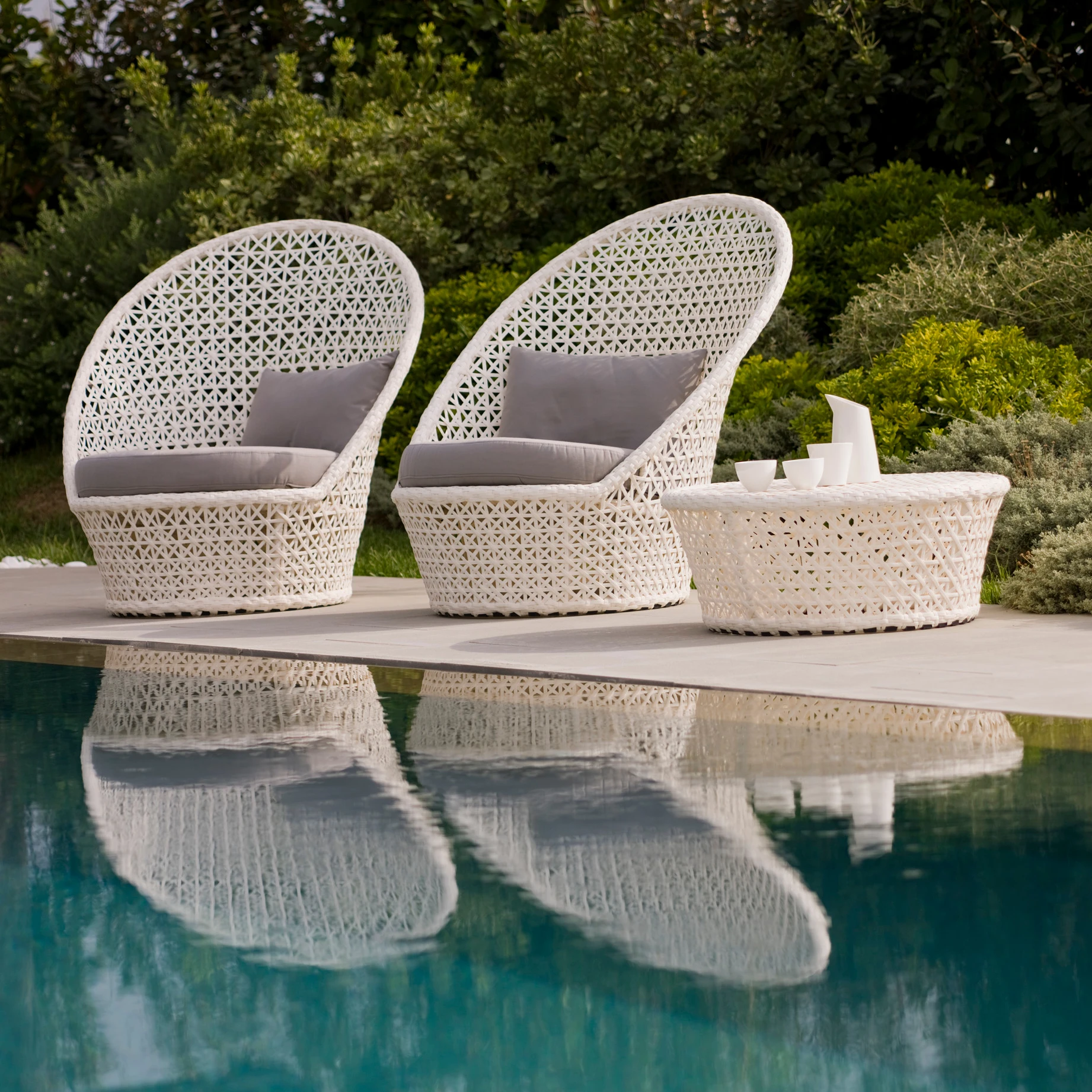 OUTDOOR FURNITURE -  SWIMMING STYLE POLY WICKER/ RESIN RATTAN PATIO COFFEE SET OUTDOOR/ POOL PLACES SET