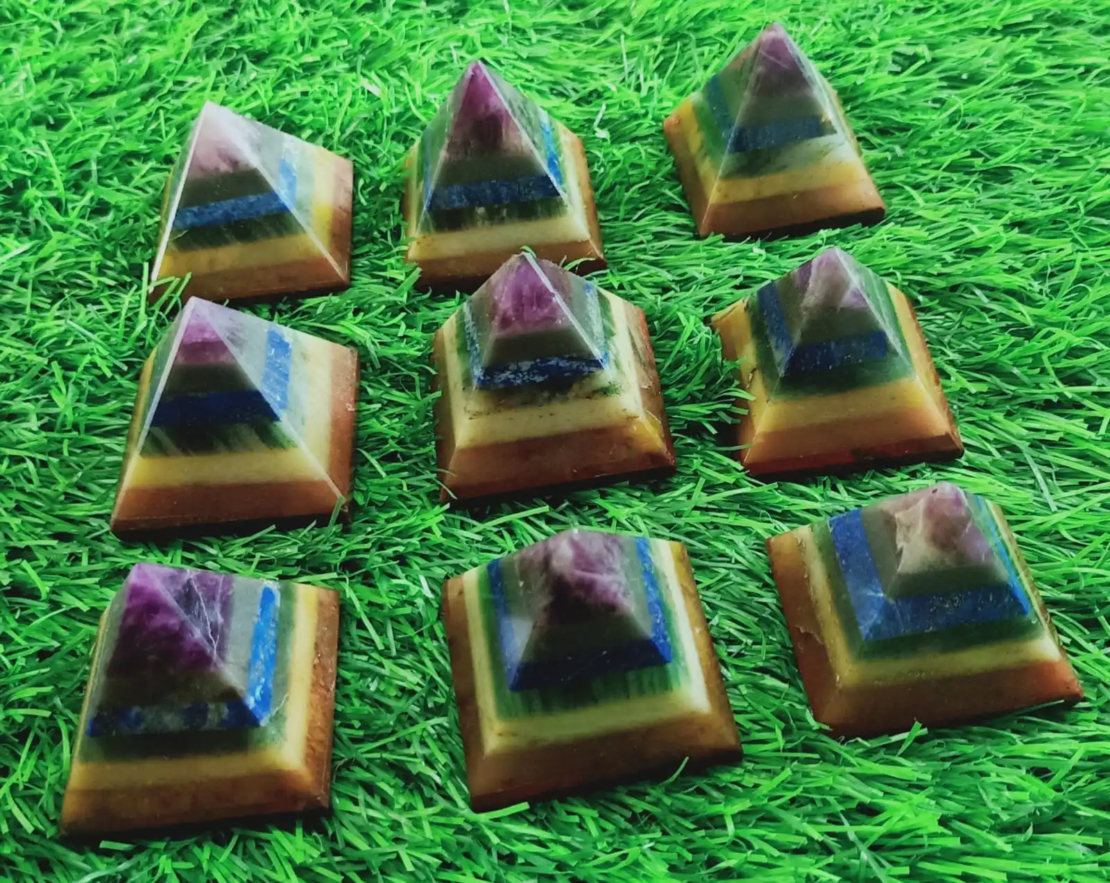 Натуральная ручная резная Пирамида разных цветов в стиле фэн-шуй оргонит семь чакр Кристальные Соединенные пирамиды Сделано Индии