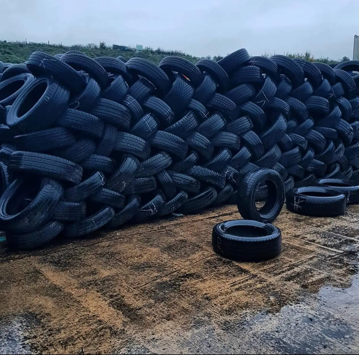 Довольно использованные шины измельченные или тюки/лом подержанные новый