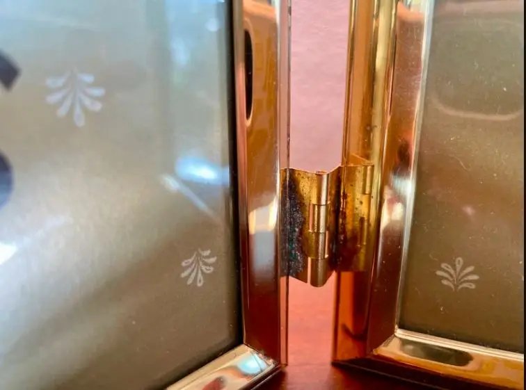 Уникальная латунная настольная фоторамка с декоративным дизайном идеально подходит для демонстрации юбилейных фотографий и особых воспоминаний