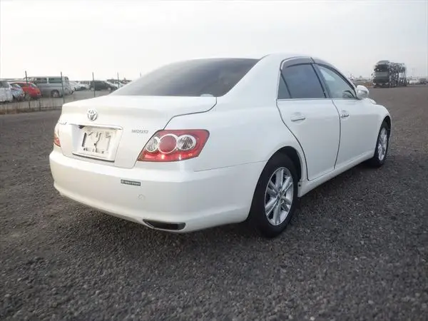 Used Toyota Mark X car with delicate and beautiful appearance