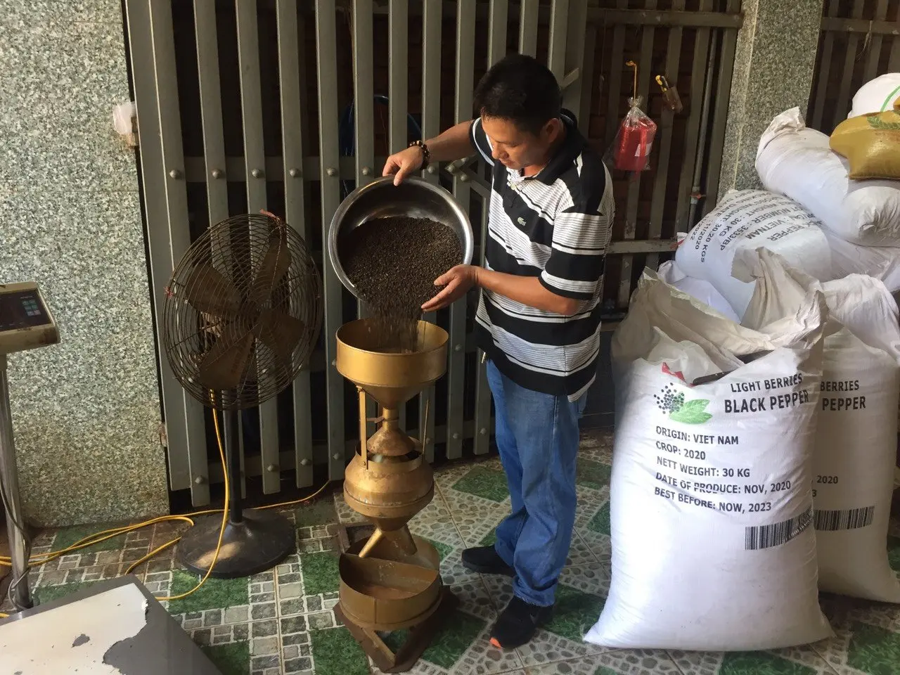 BEST PRICE BLACK PEPPER DUSK/DUST, PEPPER HUSK ON FEB, MAR, APRIL +84972678053