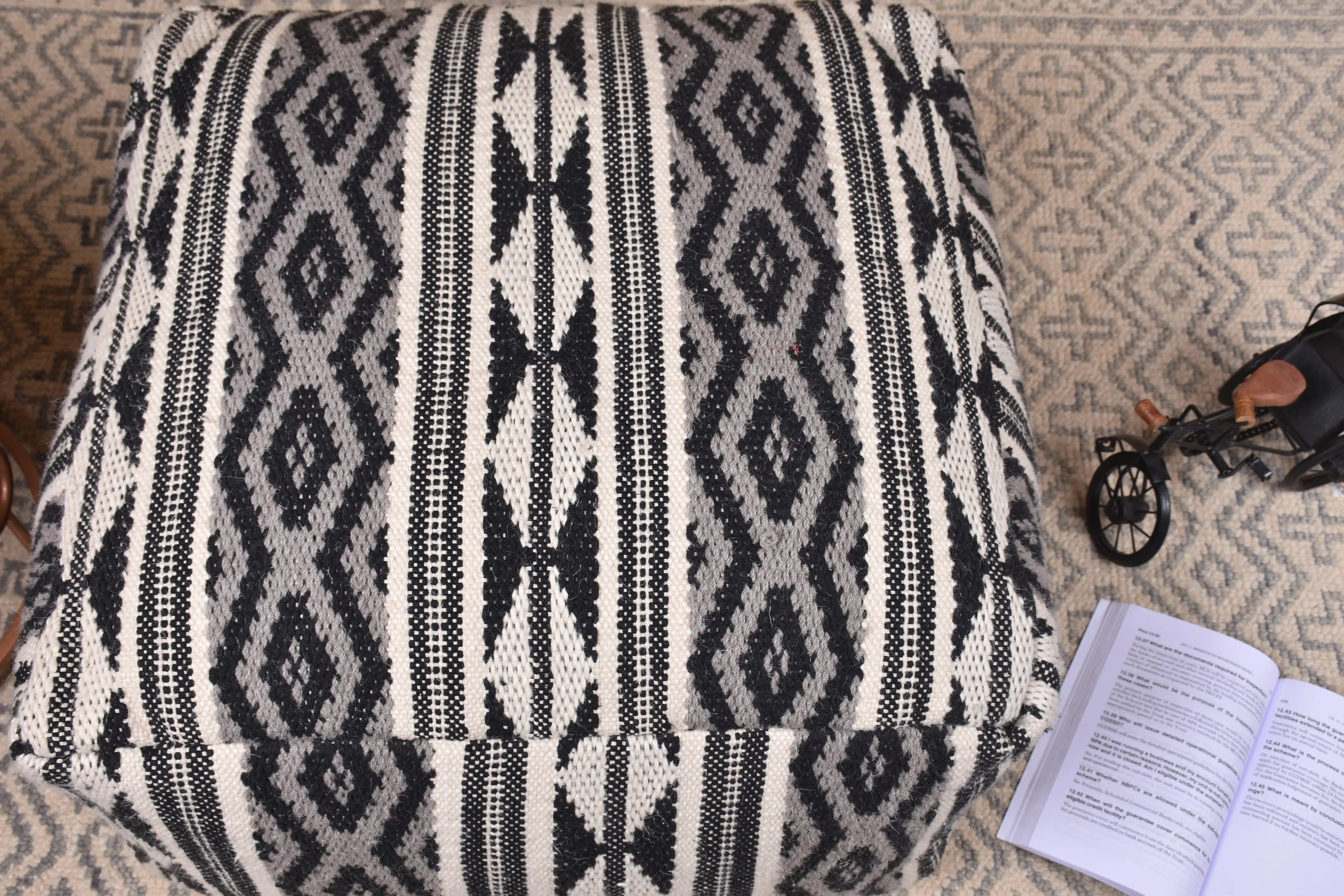 New Arrivals 2021 Wholesale Stunning Moroccan Bean Bag Cover Kilim Floor Pouf Footstool Cotton Woven Unstuffed Pouf Cover