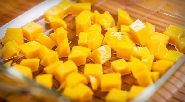TOP SALE 100% Natural Fruit IQF Frozen Mango IQF Frozen Fresh Mango Diced or Halves in Frozen Fruits
