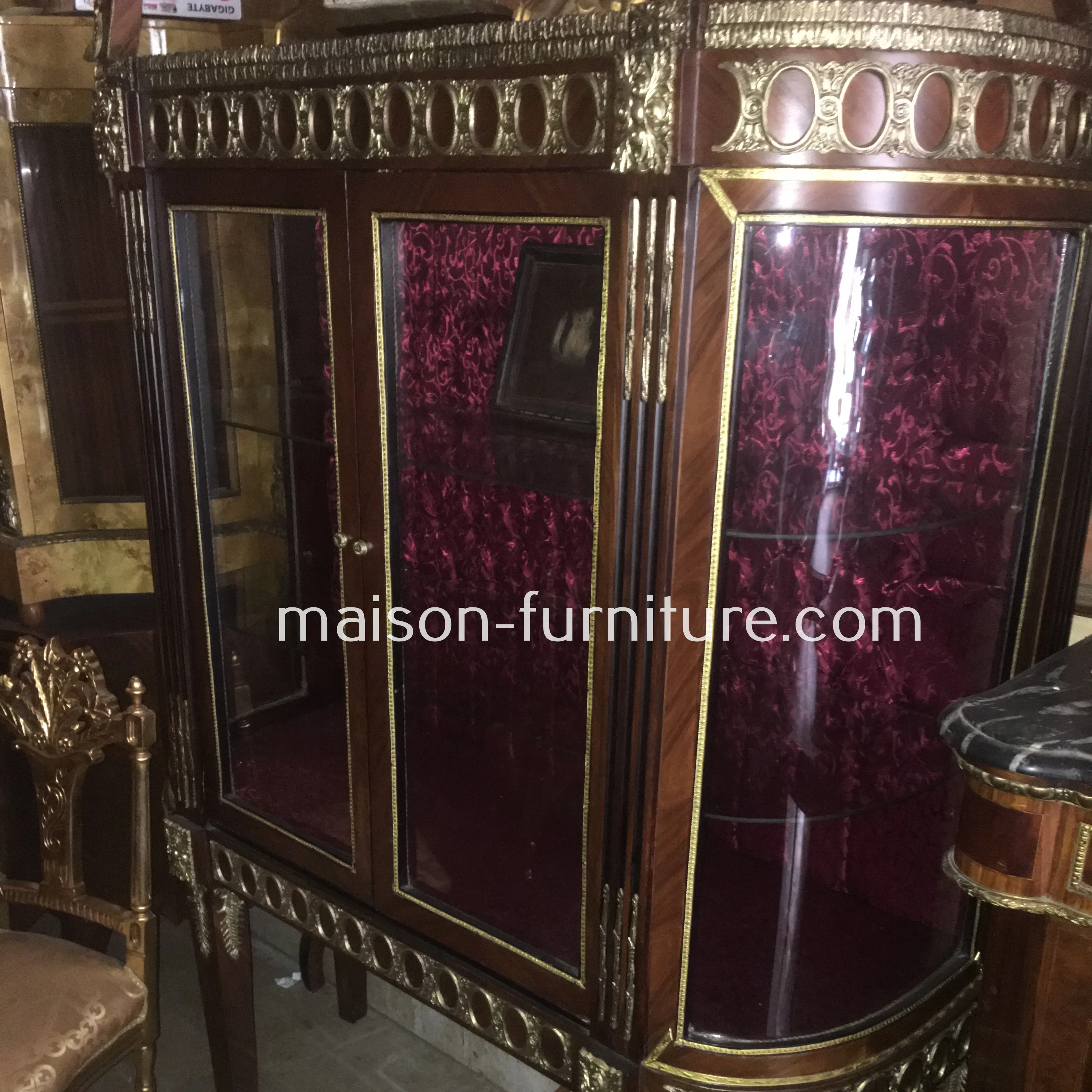 
French bombe vitrine - Antique furniture 