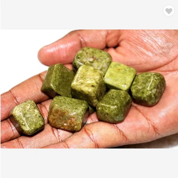 Зеленая везувианит лечебная сила медитация рейки разбитая галька камень разбивающиеся камни
