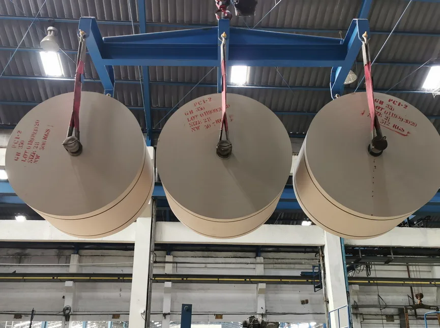 Сердцевина CB класса Ply Bond 300 Jumbo Roll Form 350 GSM используется для производства бумажных сердечников трубок