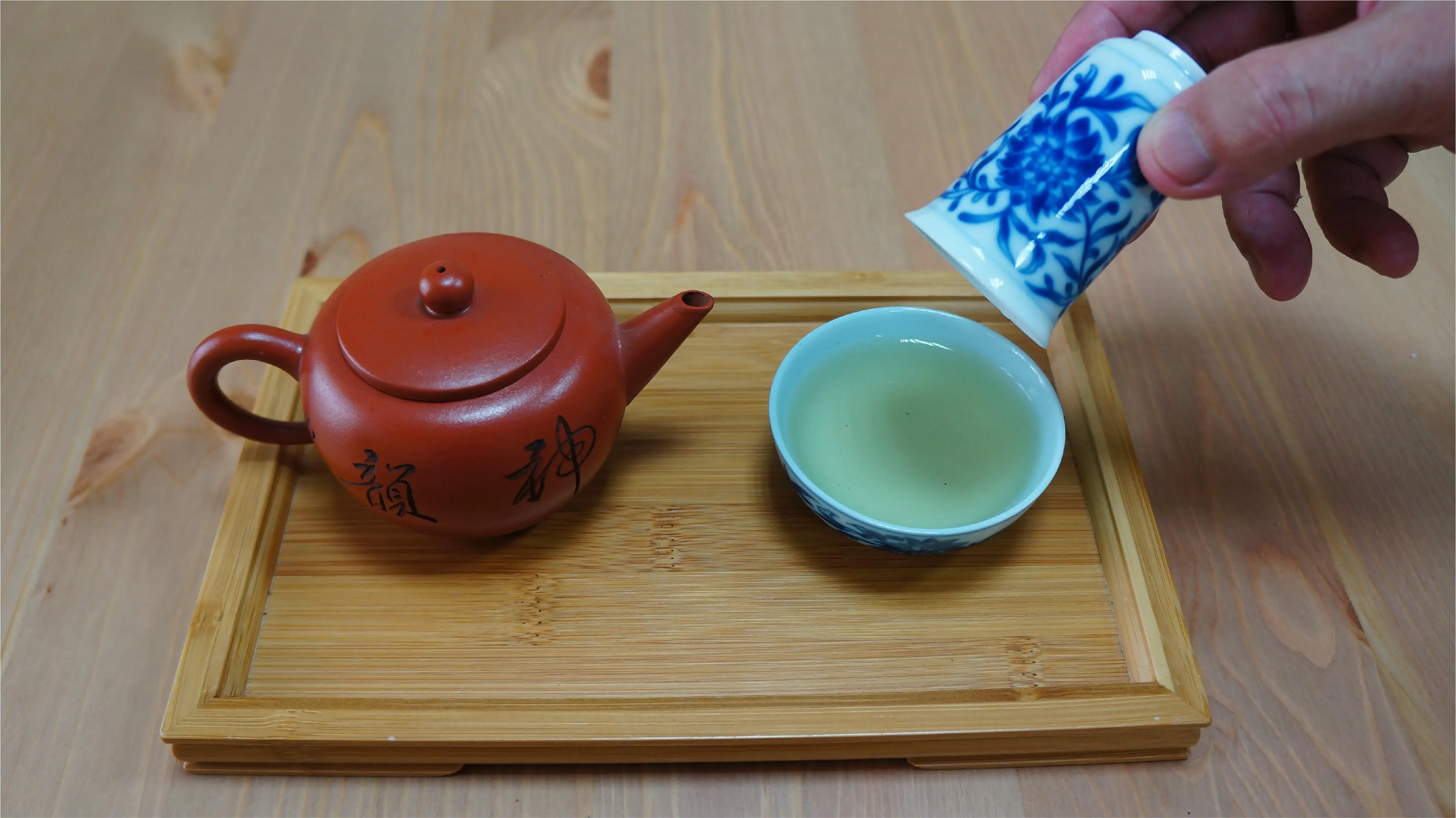 
Taiwan Alishan High Mountain Oolong Loose Leaf Tea with White Canister 