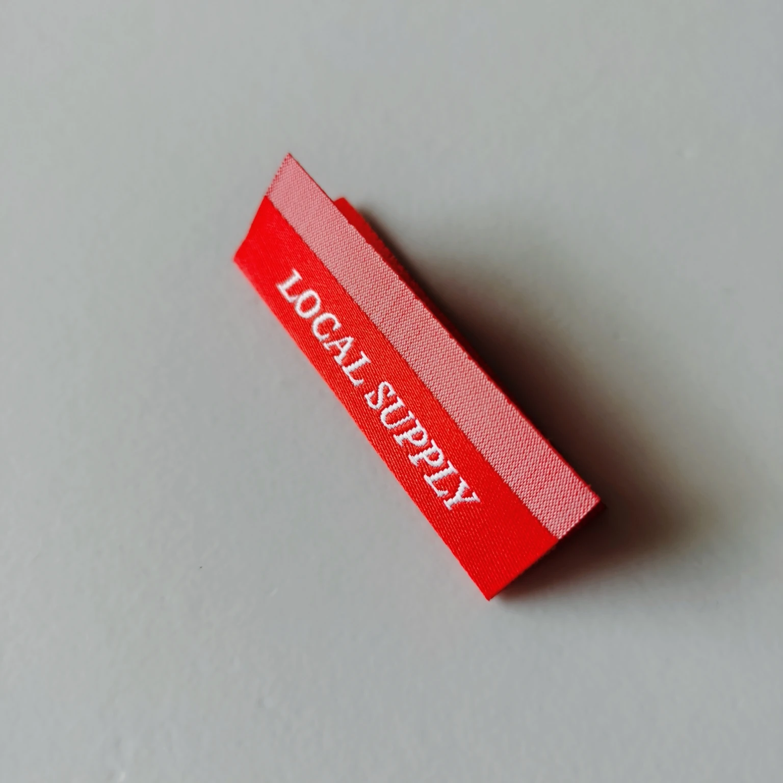 100 шт. 19 9 долларов США Заводская дешевая цена логотип на заказ Дамаск тканые этикетки для одежды и ткани