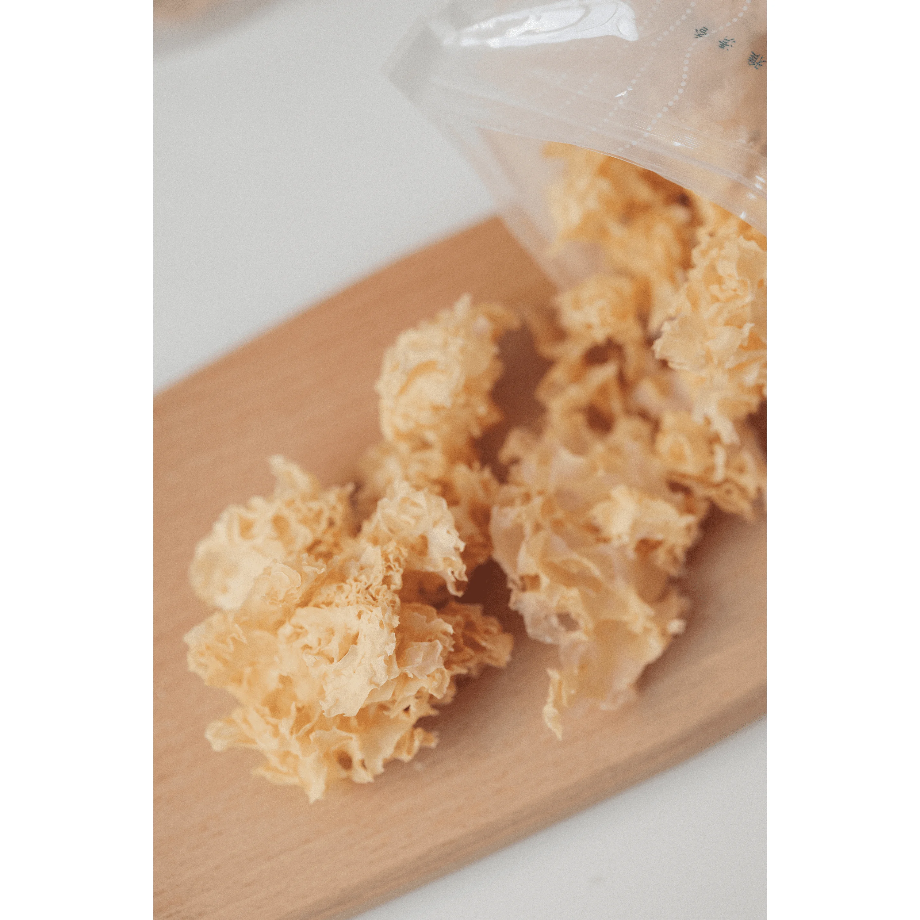 White fungus pure unbleached dried tremella mushroom