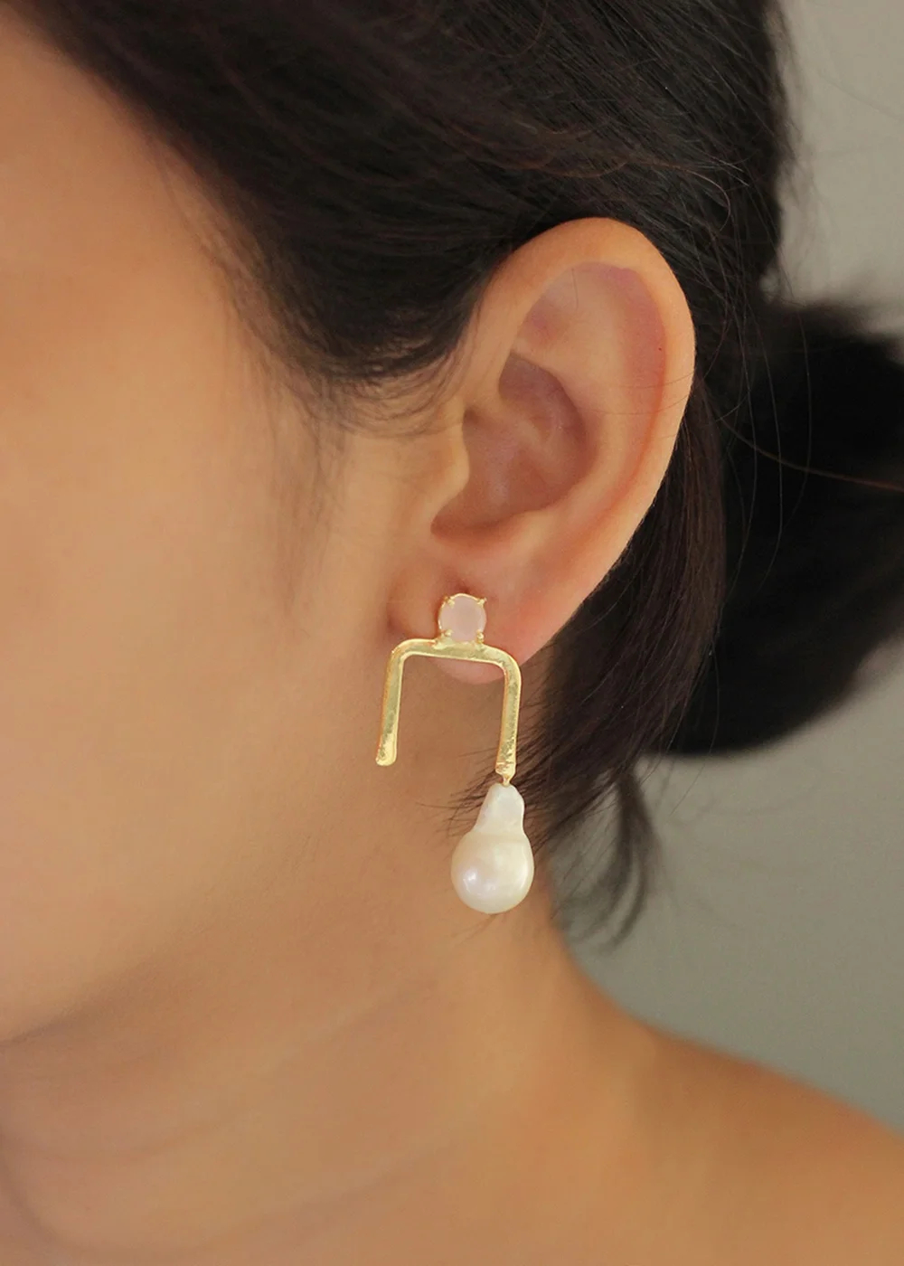 Unique Design 22K Gold Plated Rose Quartz Cultured Baroque White Pearl Brass Geometric Stud Earrings for Women at Lowest Price